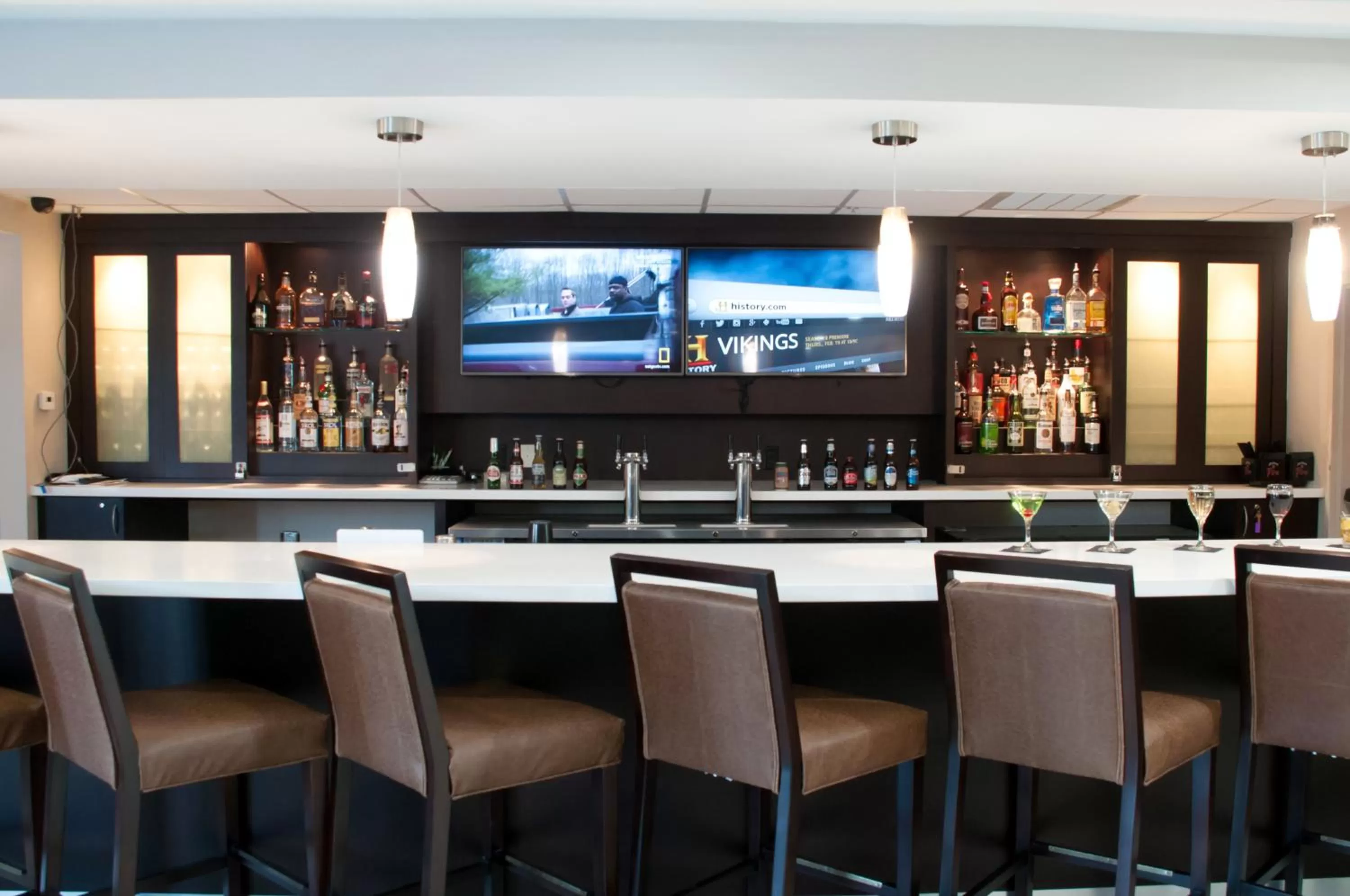 Lounge or bar in Holiday Inn Savannah South - I-95 Gateway by IHG
