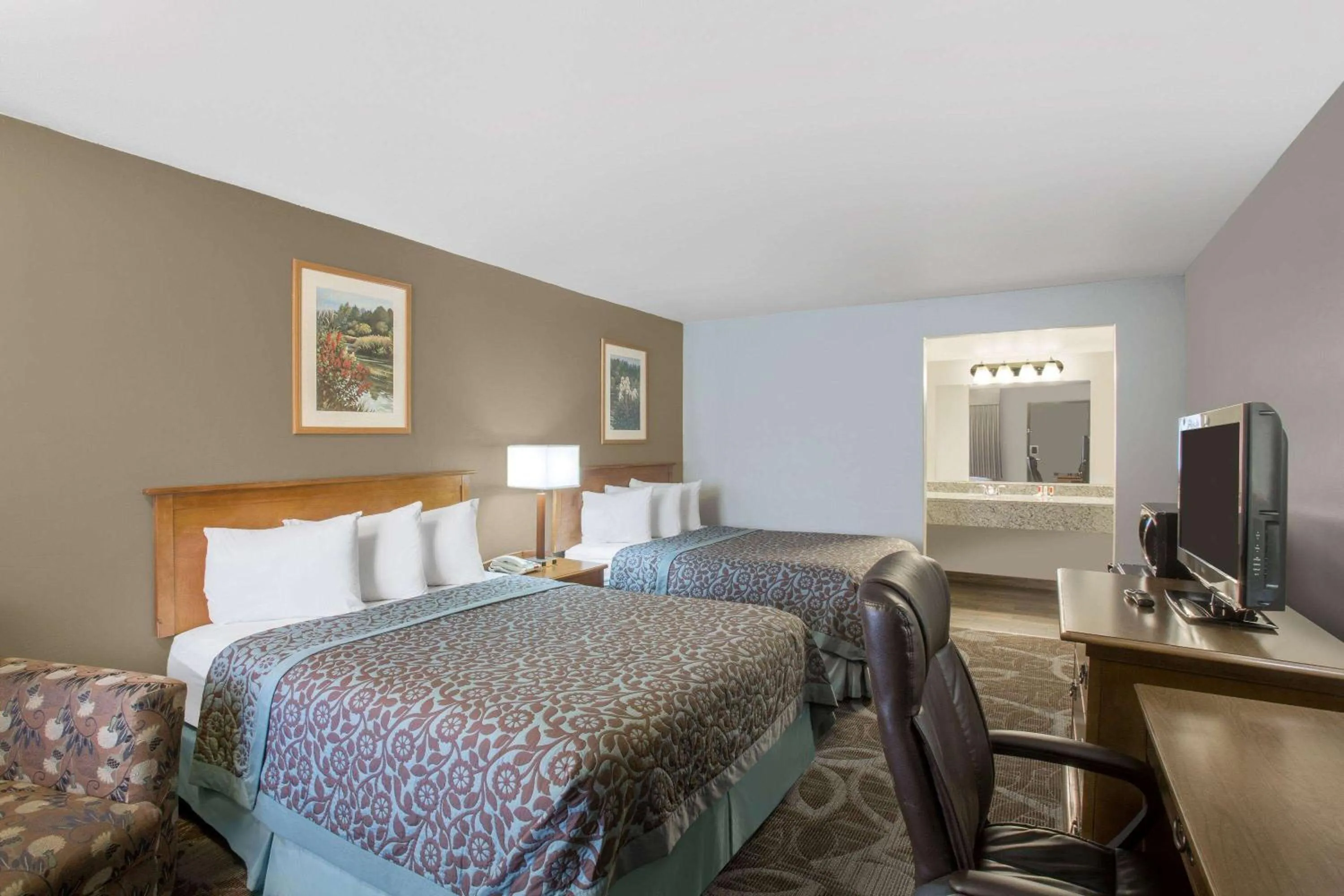 Photo of the whole room, Bed in Days Inn by Wyndham Provo