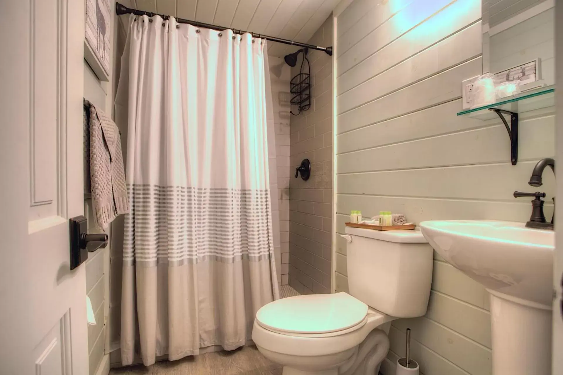 Shower, Bathroom in Somerset Lakeside Resort