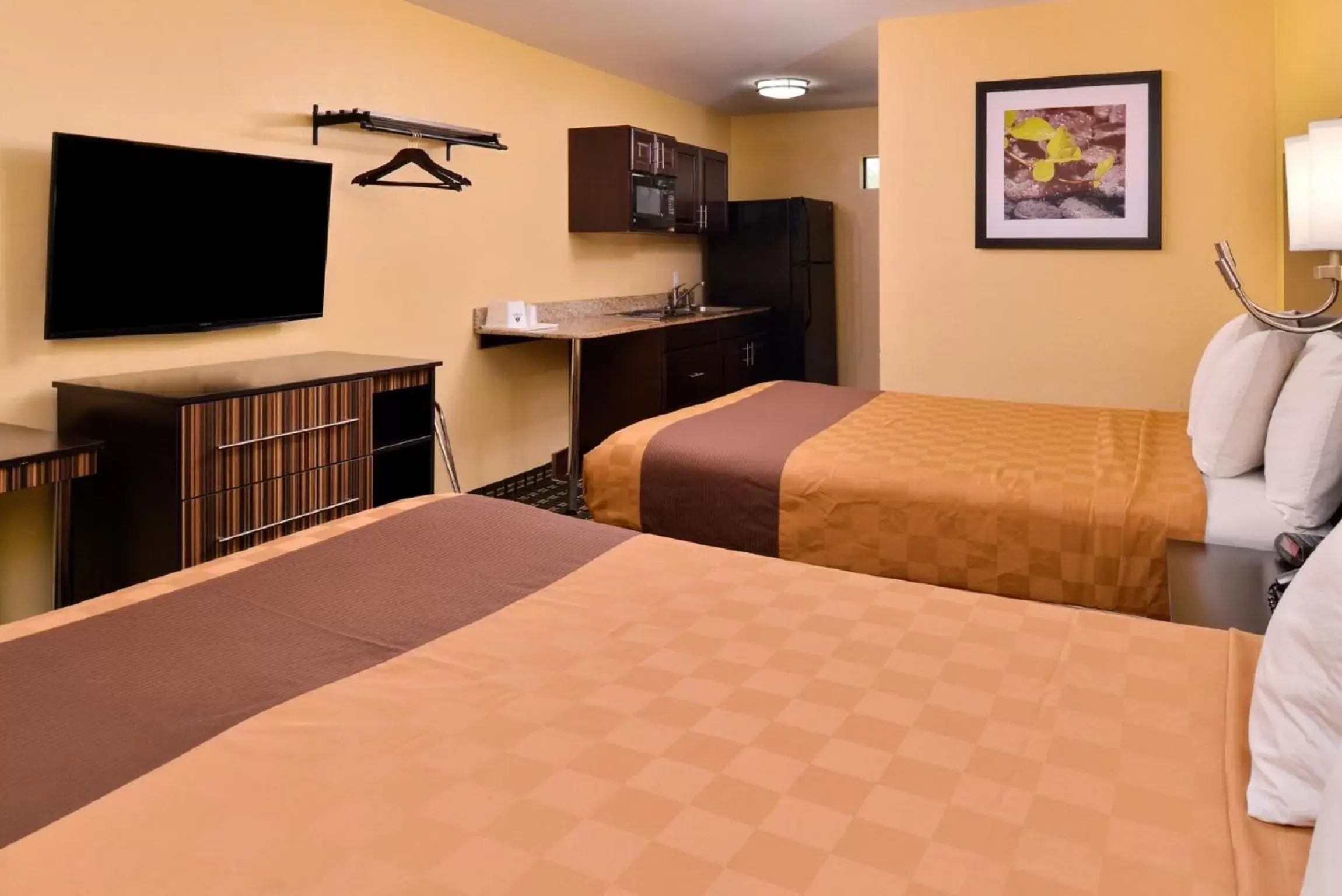 Bedroom, Bed in Americas Best Value Inn Ponca City