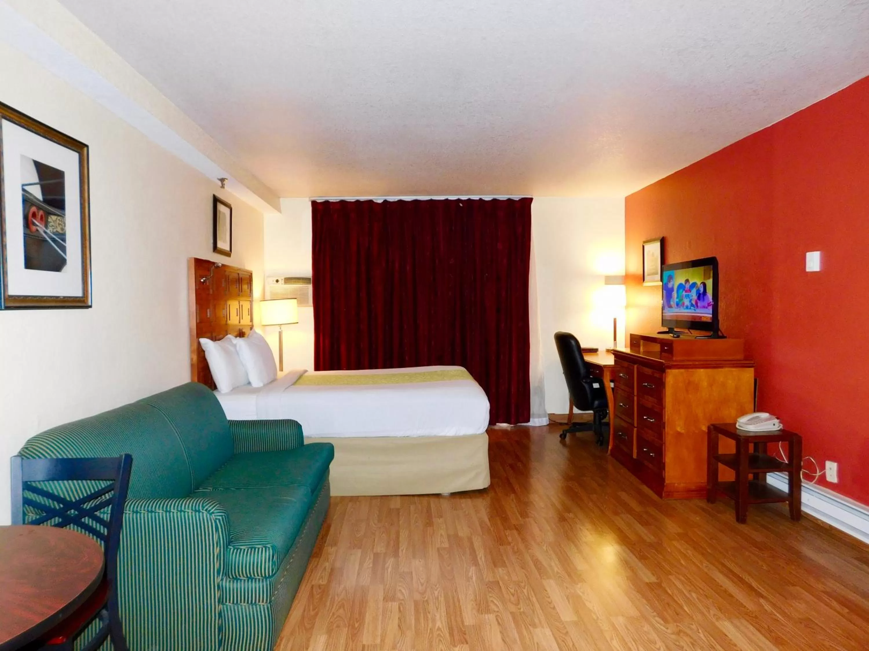 Photo of the whole room, Bed in Americas Best Value Inn & Suites Anchorage Airport