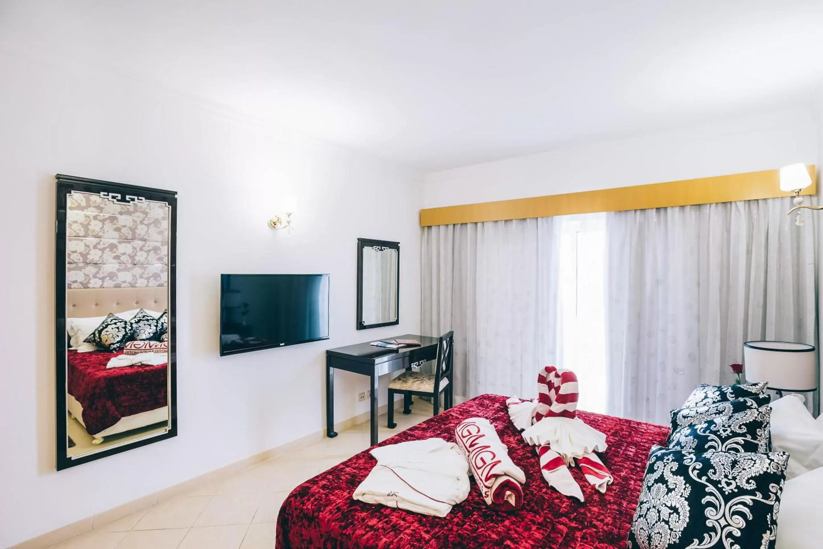 Bed, TV/Entertainment Center in Grand Muthu Forte do Vale