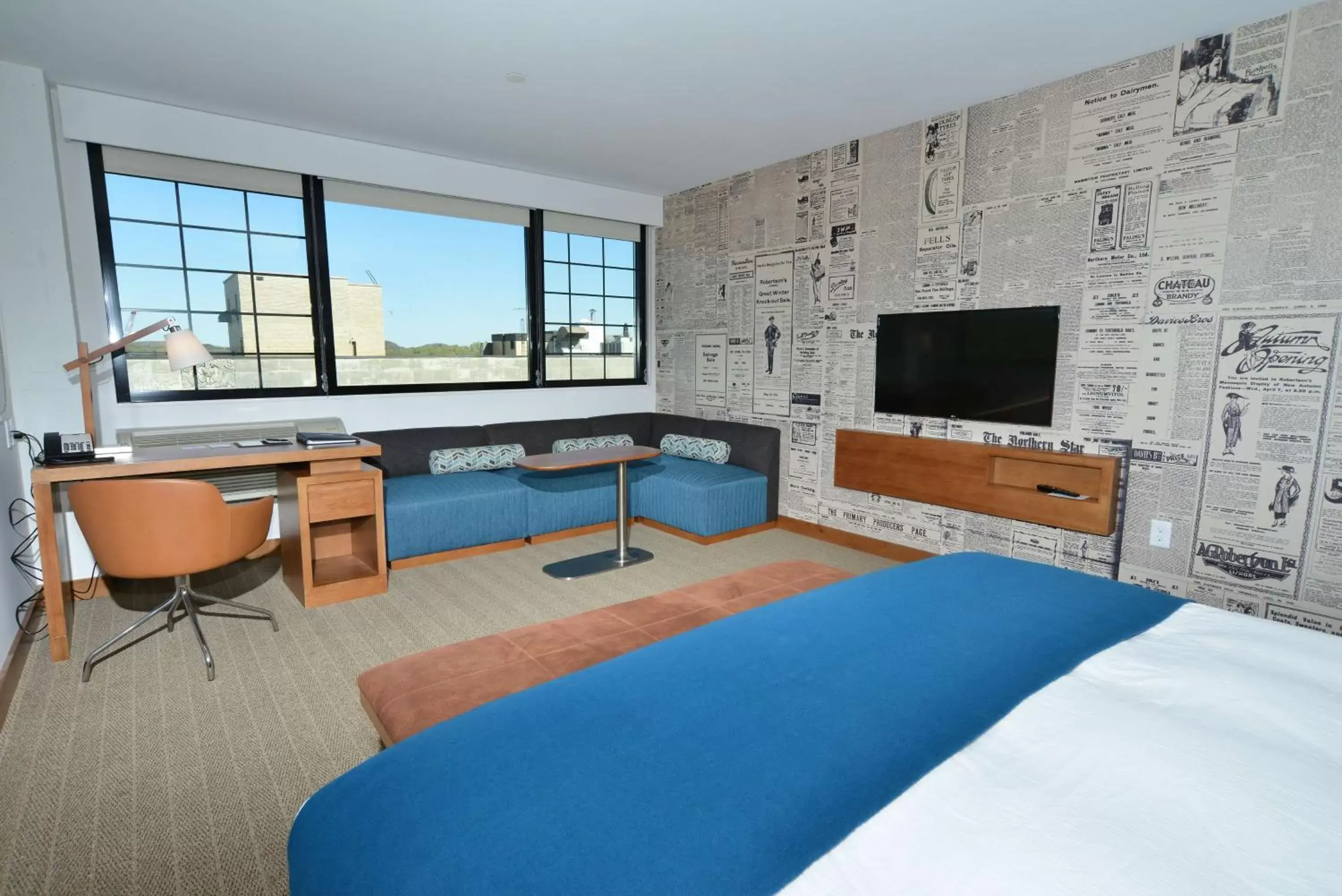 Bedroom, Seating Area in The Lismore Hotel Eau Claire - a DoubleTree by Hilton