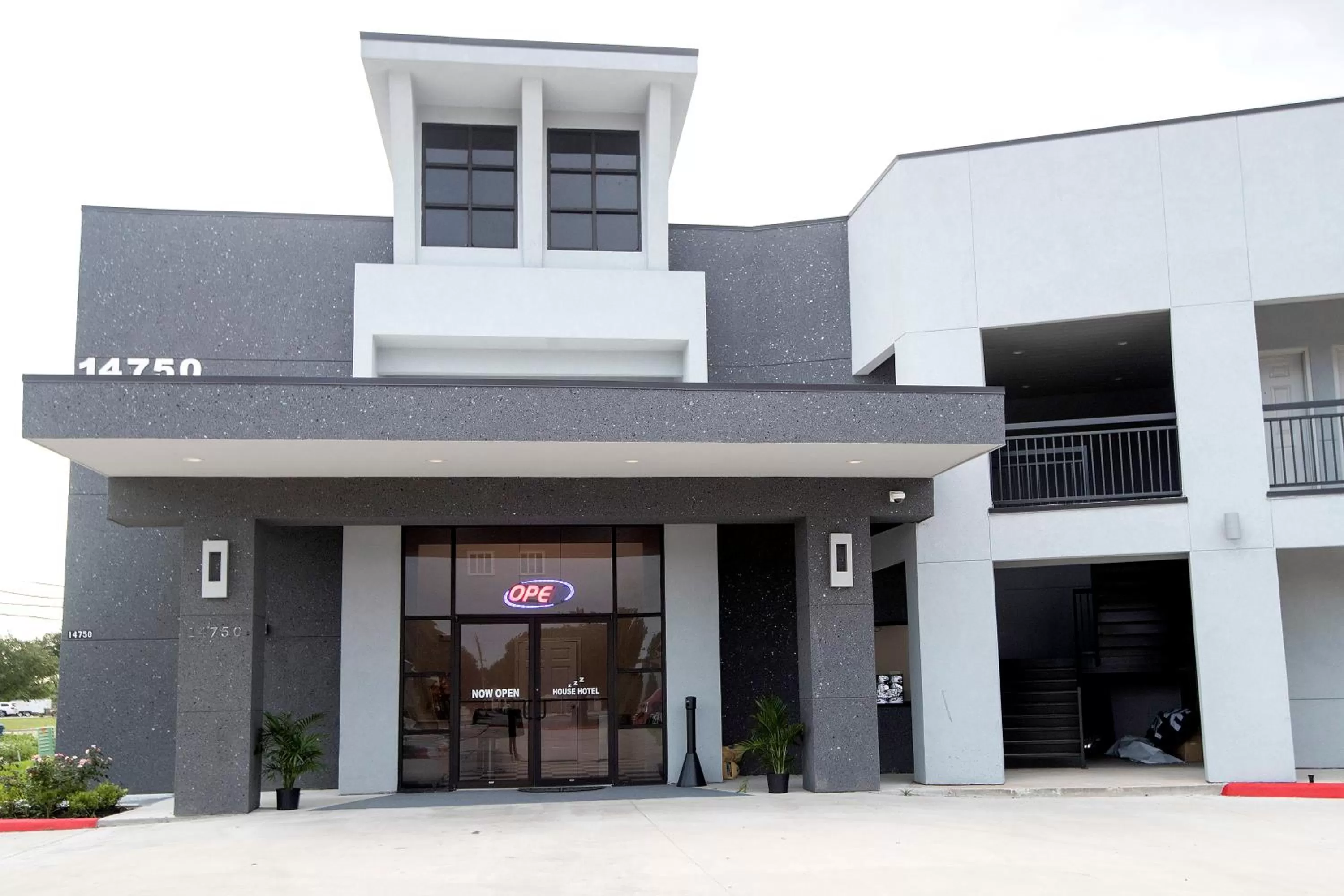 Facade/entrance in House Hotel