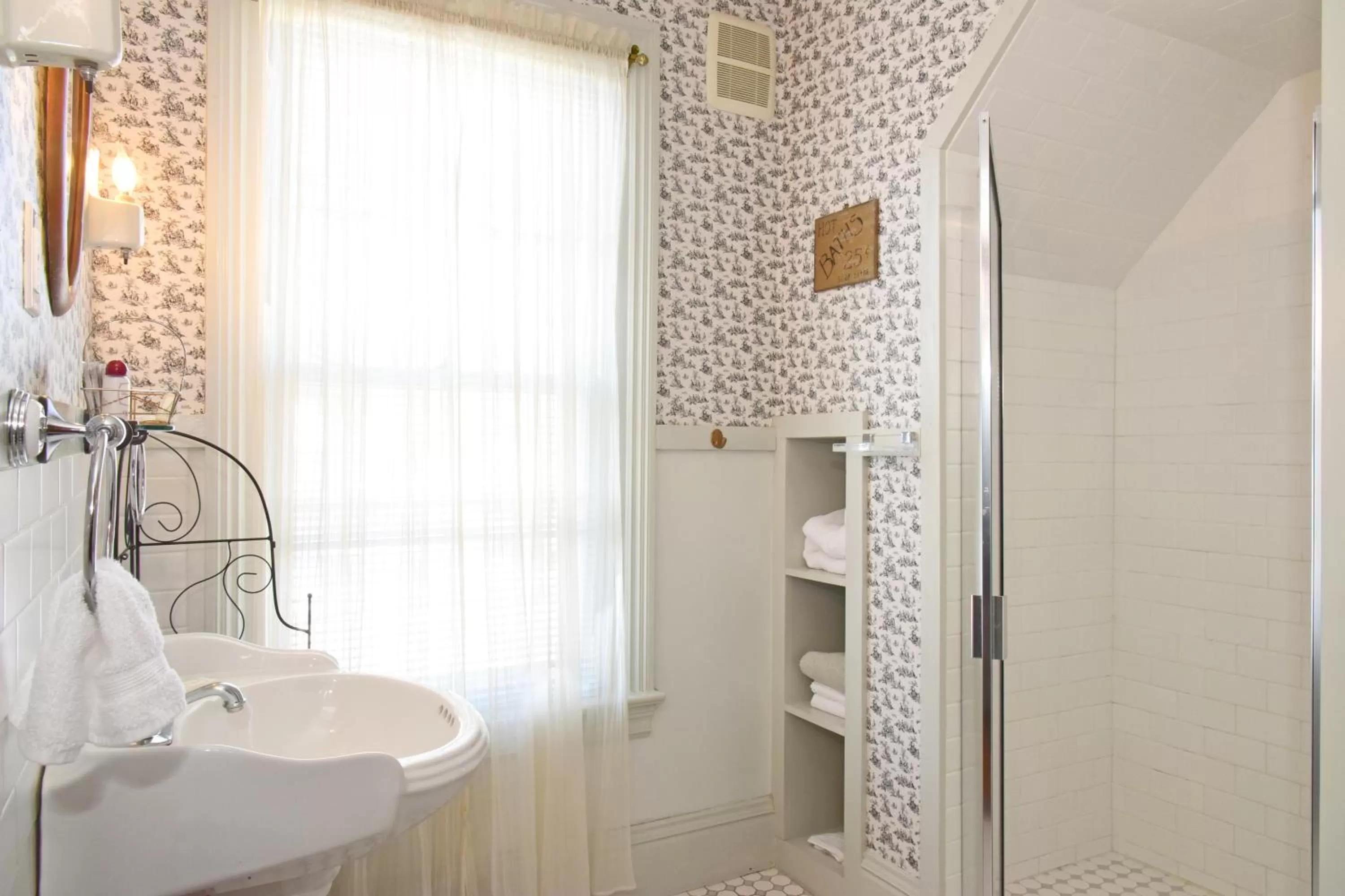 Bathroom in Wainwright Inn