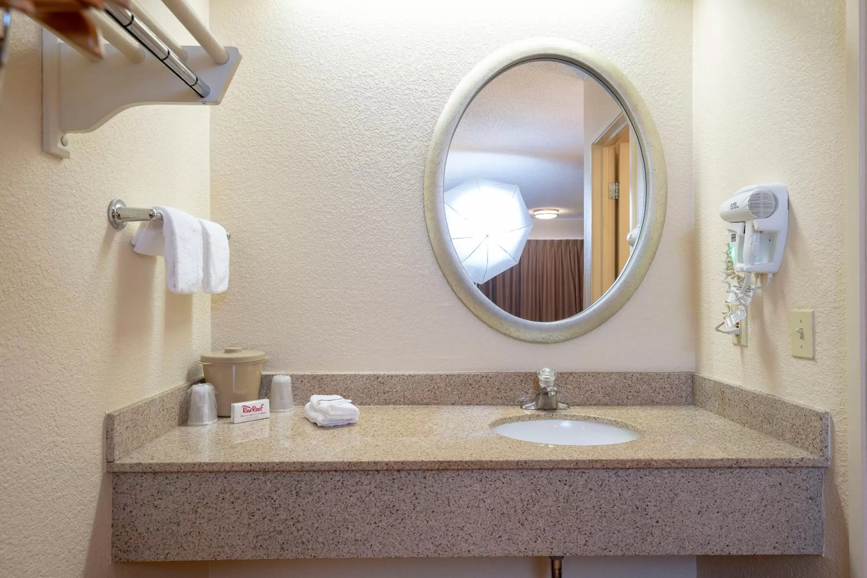 Bathroom in Red Roof Inn Louisville Expo Airport