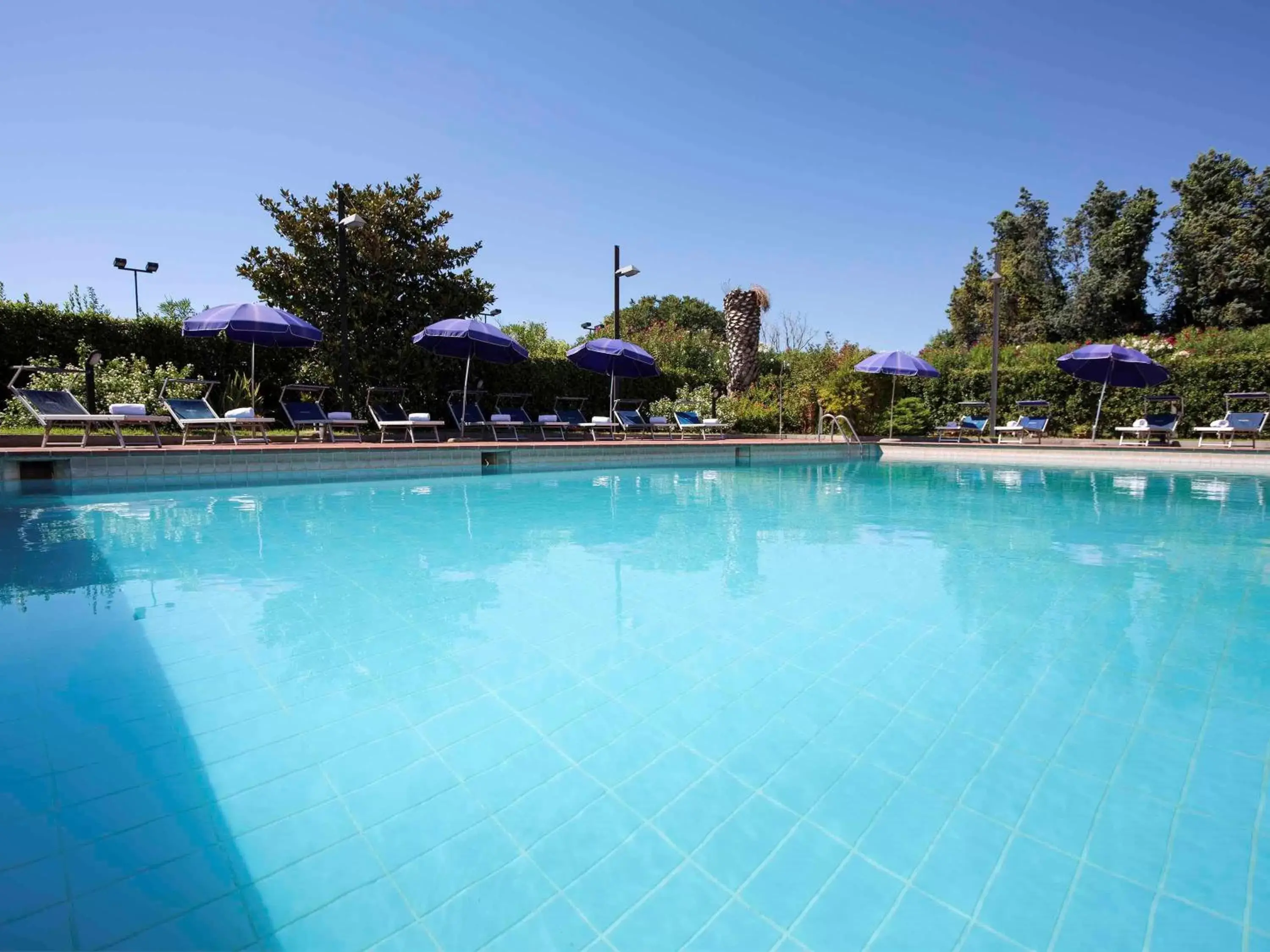 Property building, Swimming Pool in Novotel Caserta Sud