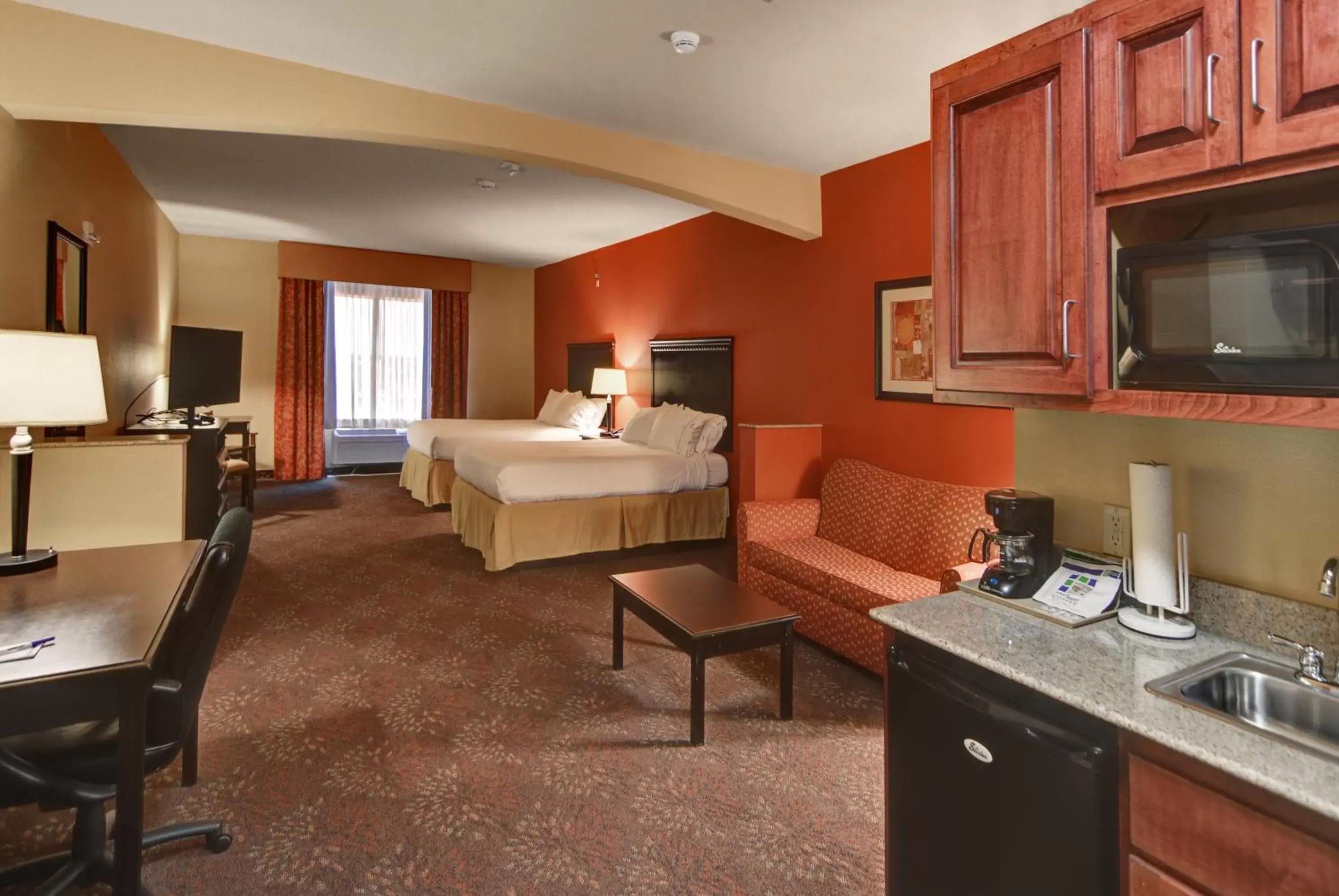 Photo of the whole room, Kitchen/Kitchenette in Holiday Inn Express Hotel and Suites Altus, an IHG Hotel