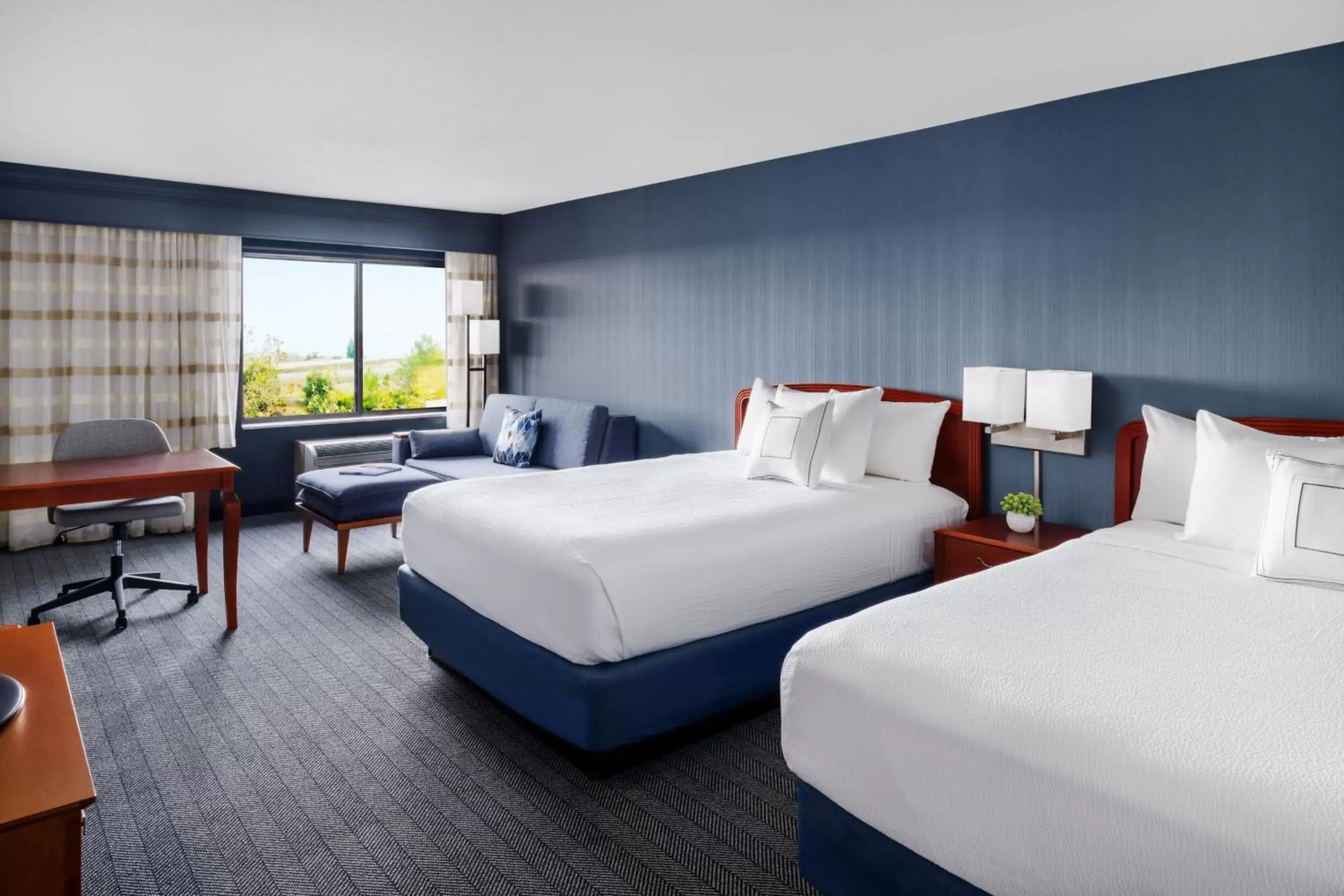 Photo of the whole room, Bed in Courtyard by Marriott Sacramento Folsom