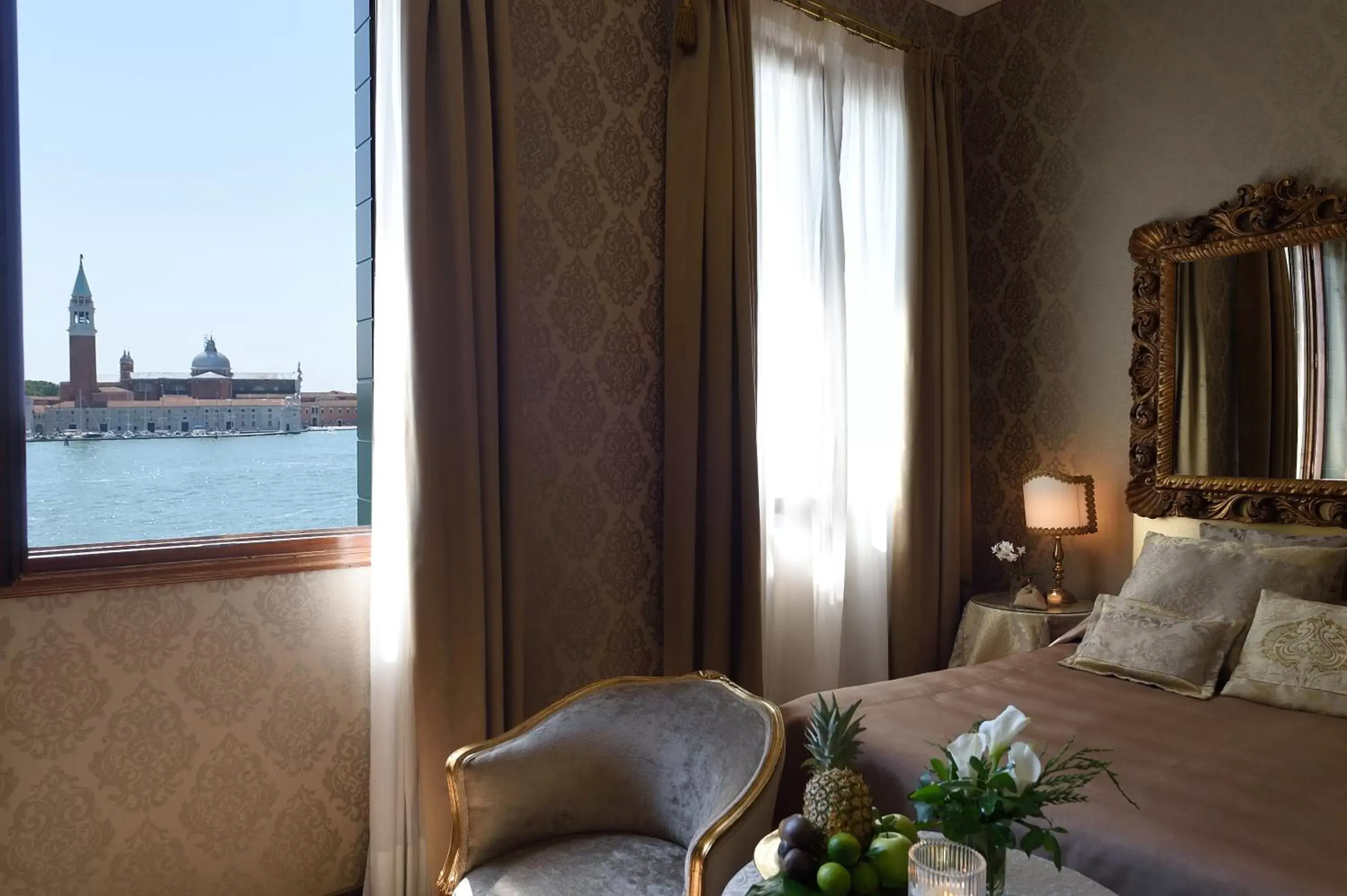 Sea view, Bed in Hotel Metropole Venezia