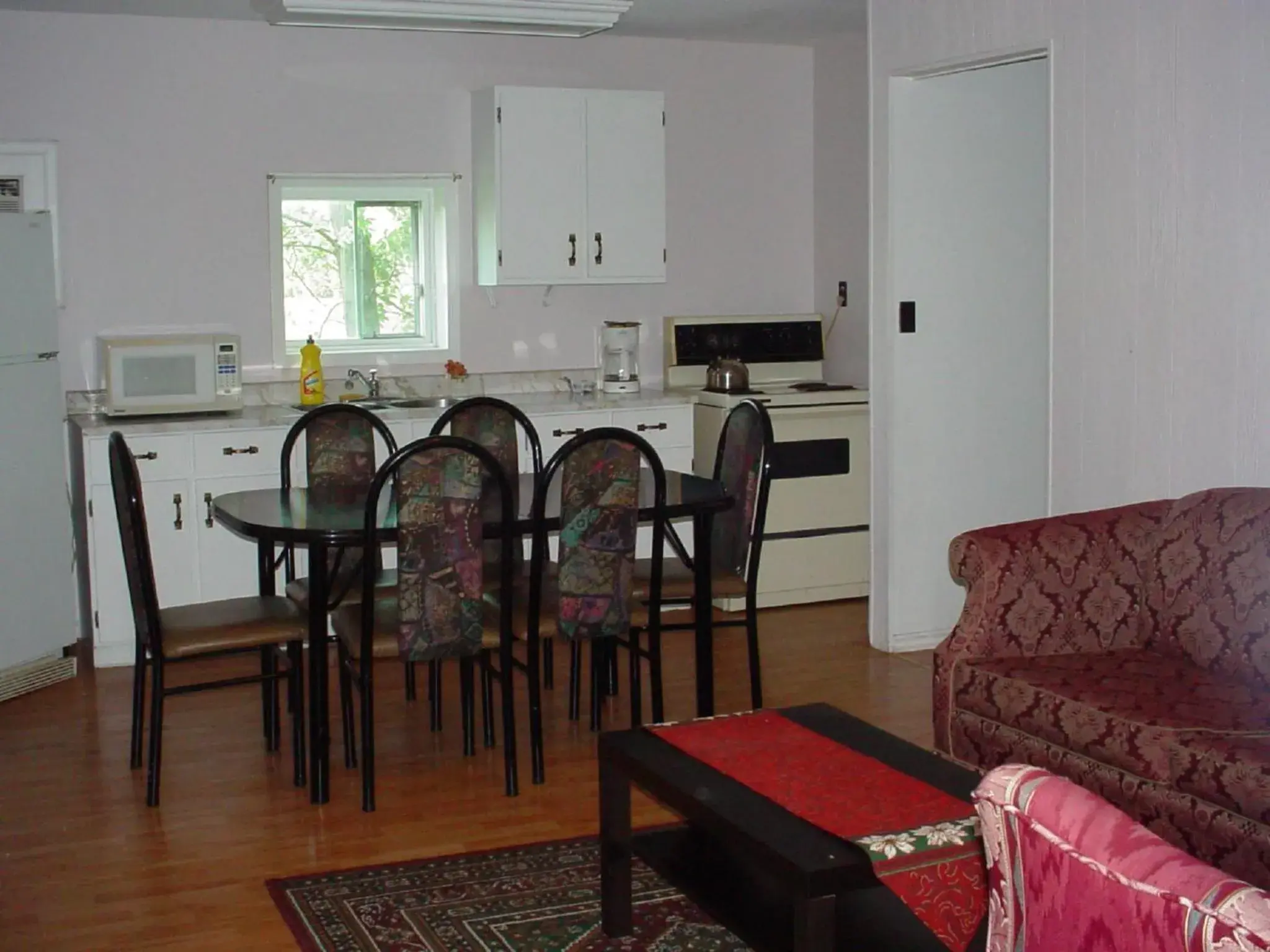 Kitchen or kitchenette, Dining Area in Blue Moon Motel