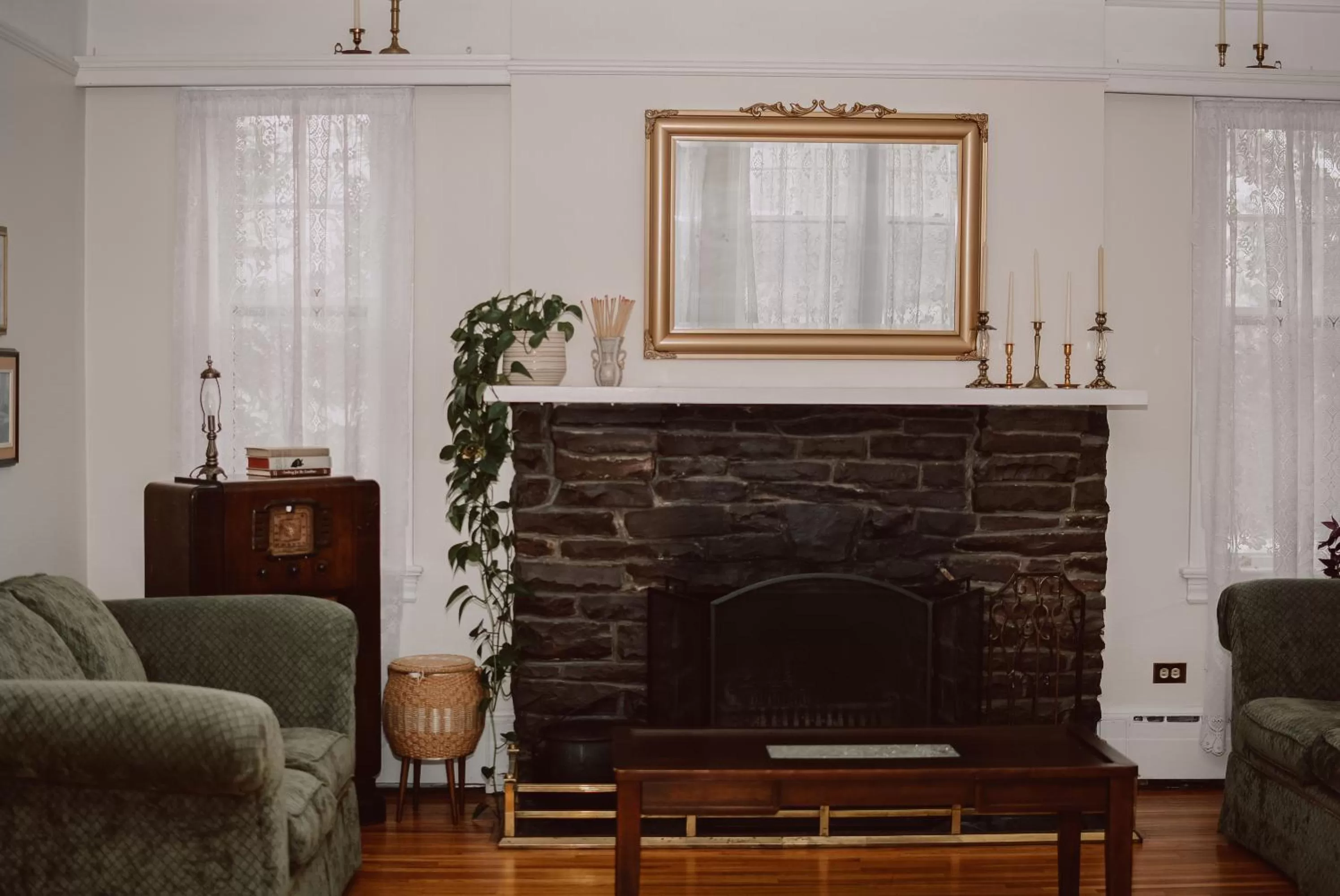 flat iron in Hill Road Manor Bed & Breakfast