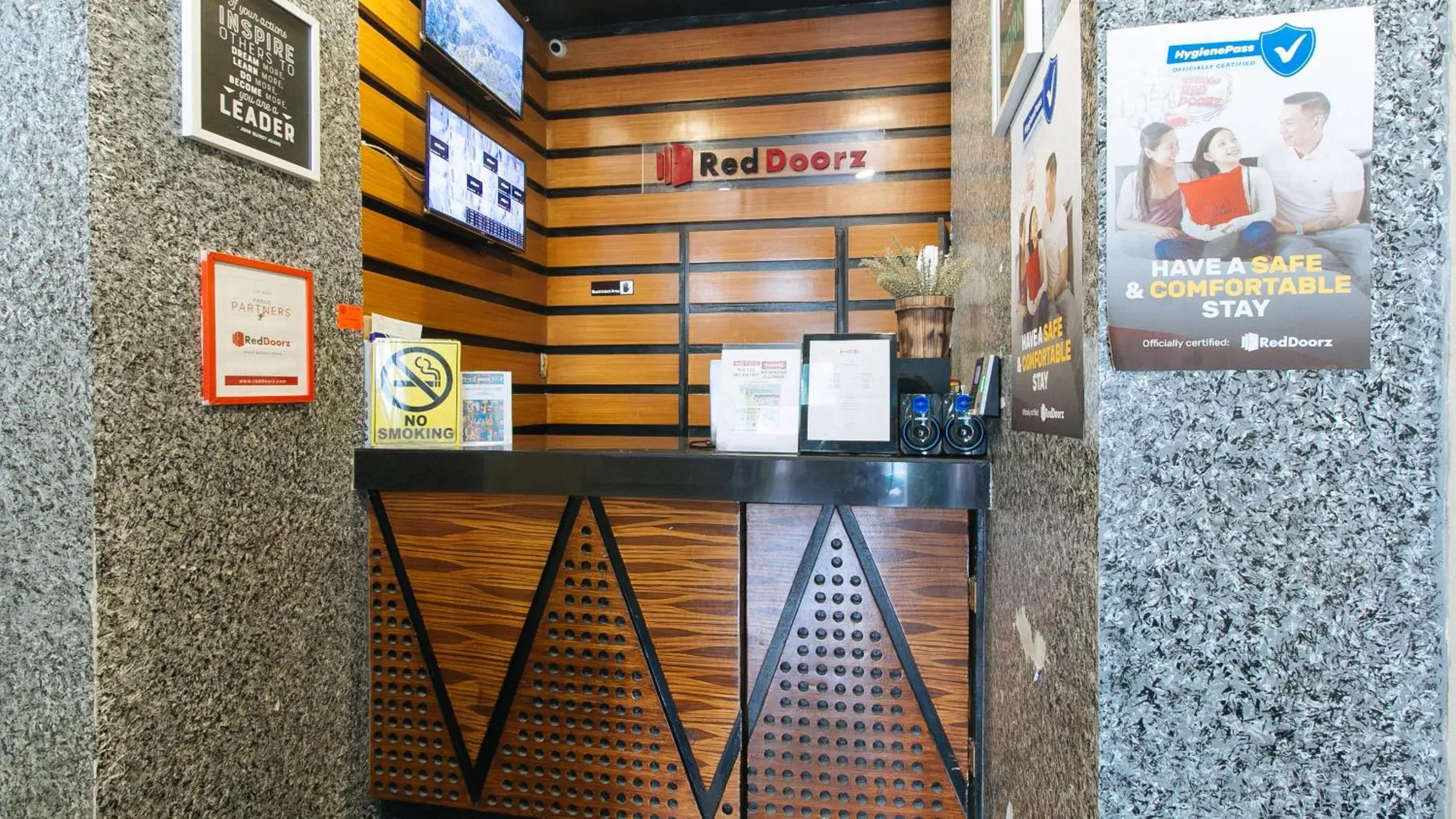 Lobby or reception in RedDoorz near Quiapo Church Manila