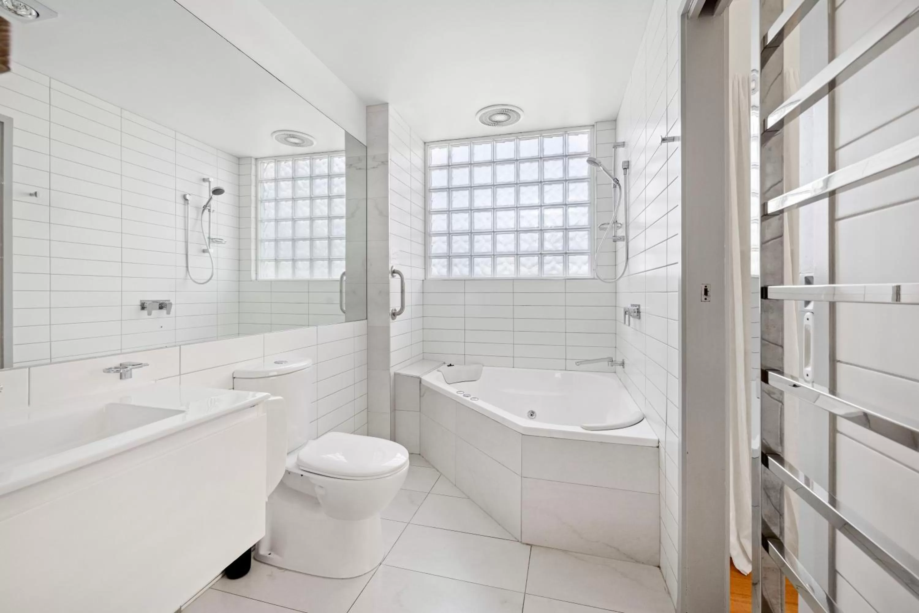 Family Suite with Spa Bath in Moody's Motel