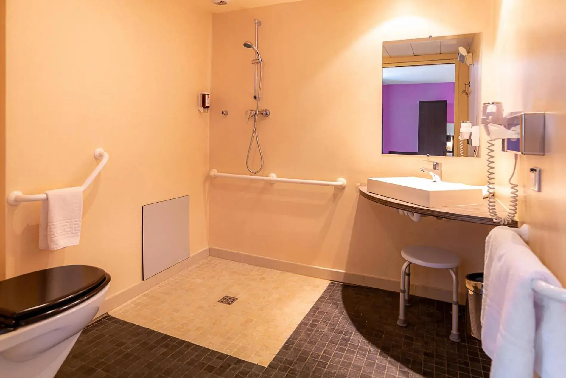 Shower, Bathroom in Hotel Terminus Saint-Charles