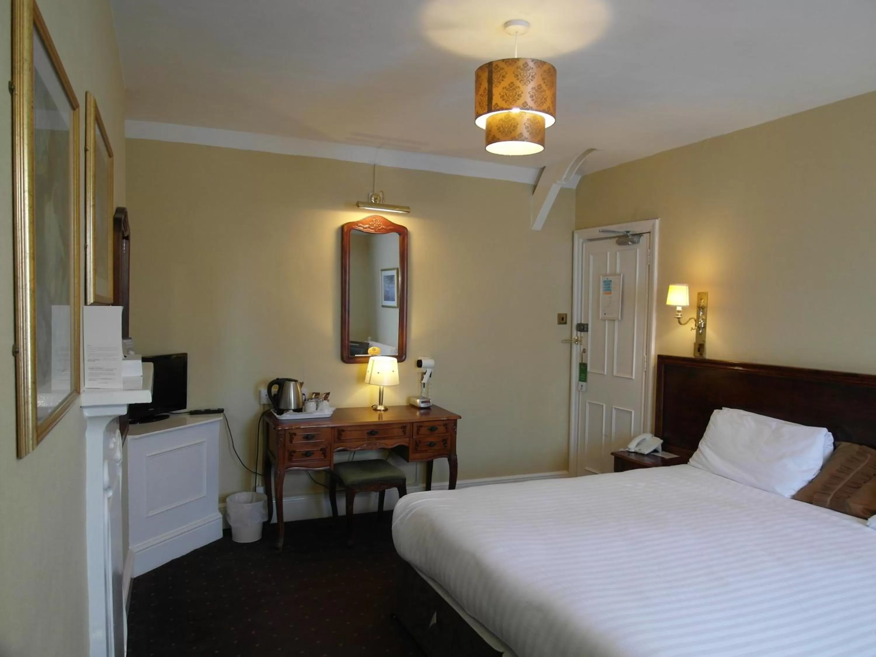 Bedroom, Bed in Best Western The George Hotel, Swaffham