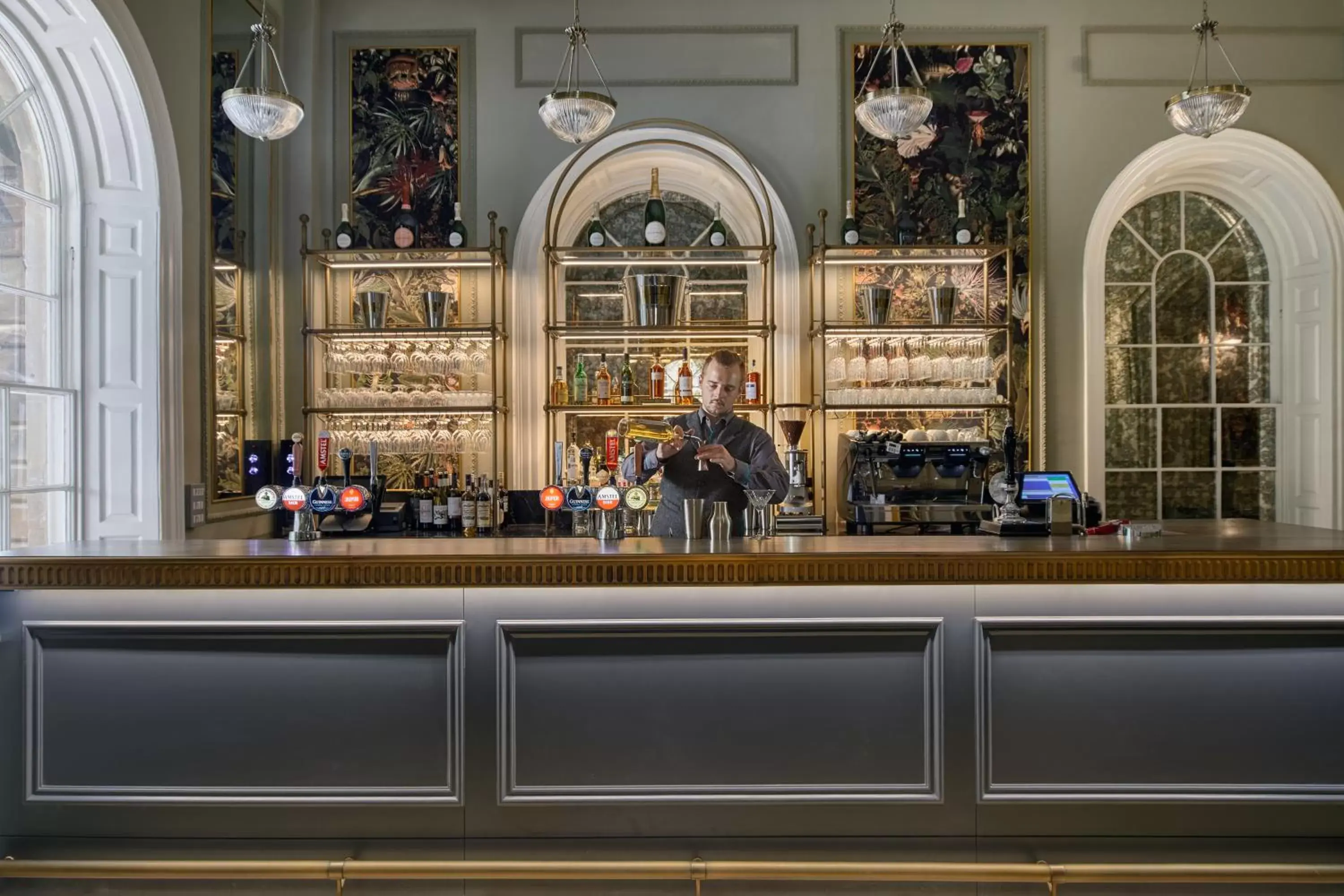 Lounge or bar in Buxton Crescent Lounge or bar in Buxton Crescent