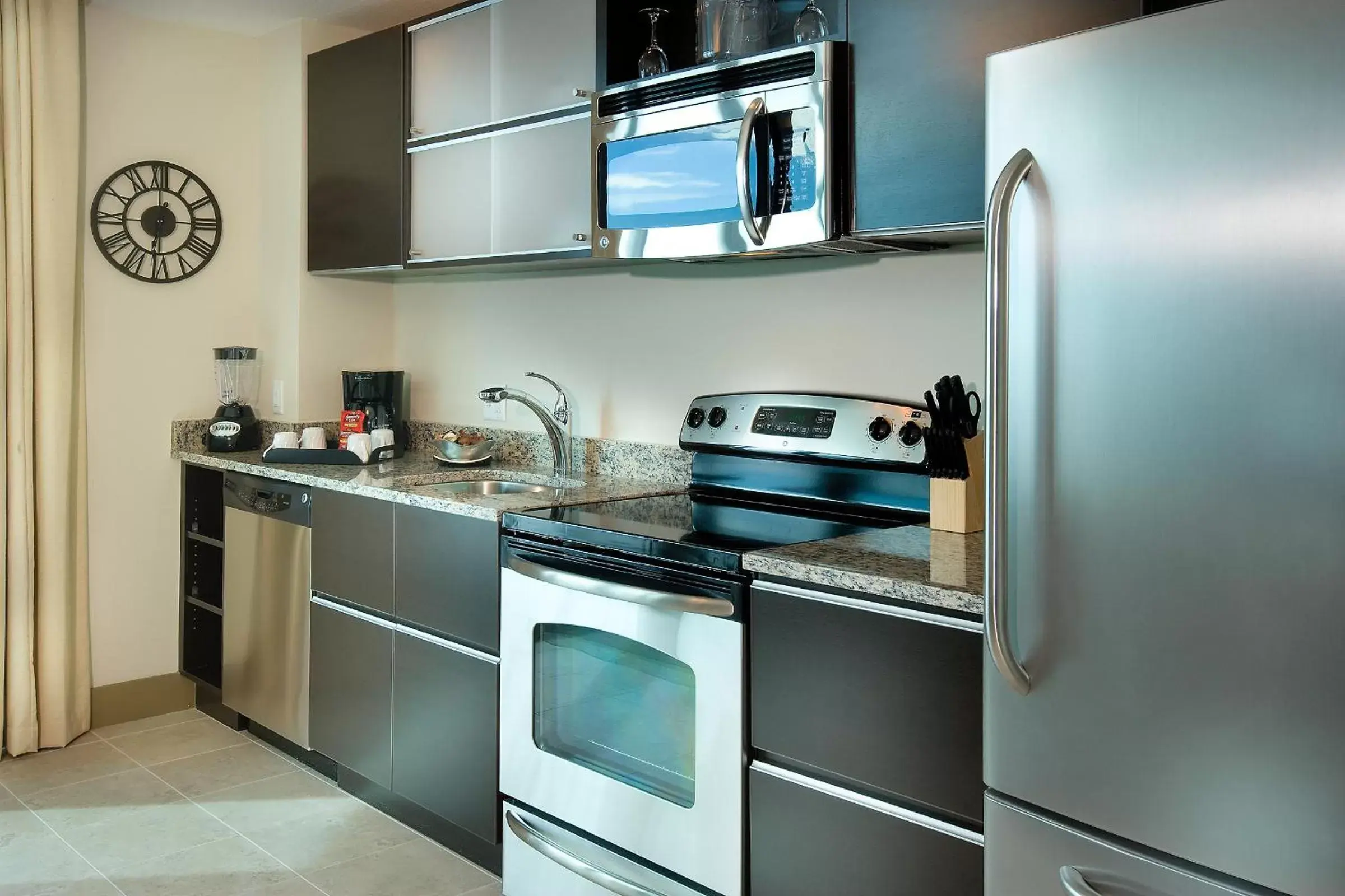 Kitchen or kitchenette, Kitchen/Kitchenette in South Beach Biloxi Hotel & Suites