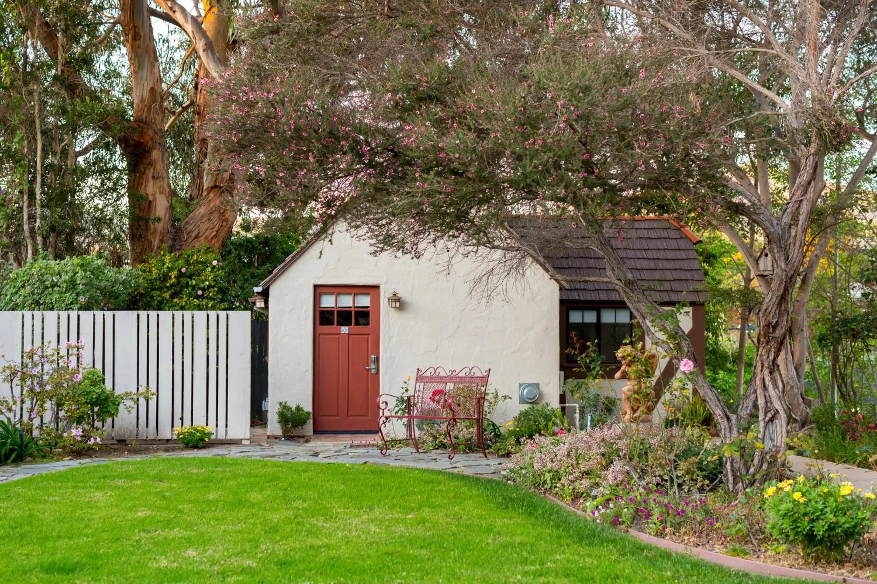 Facade/entrance in The Pierpont Inn