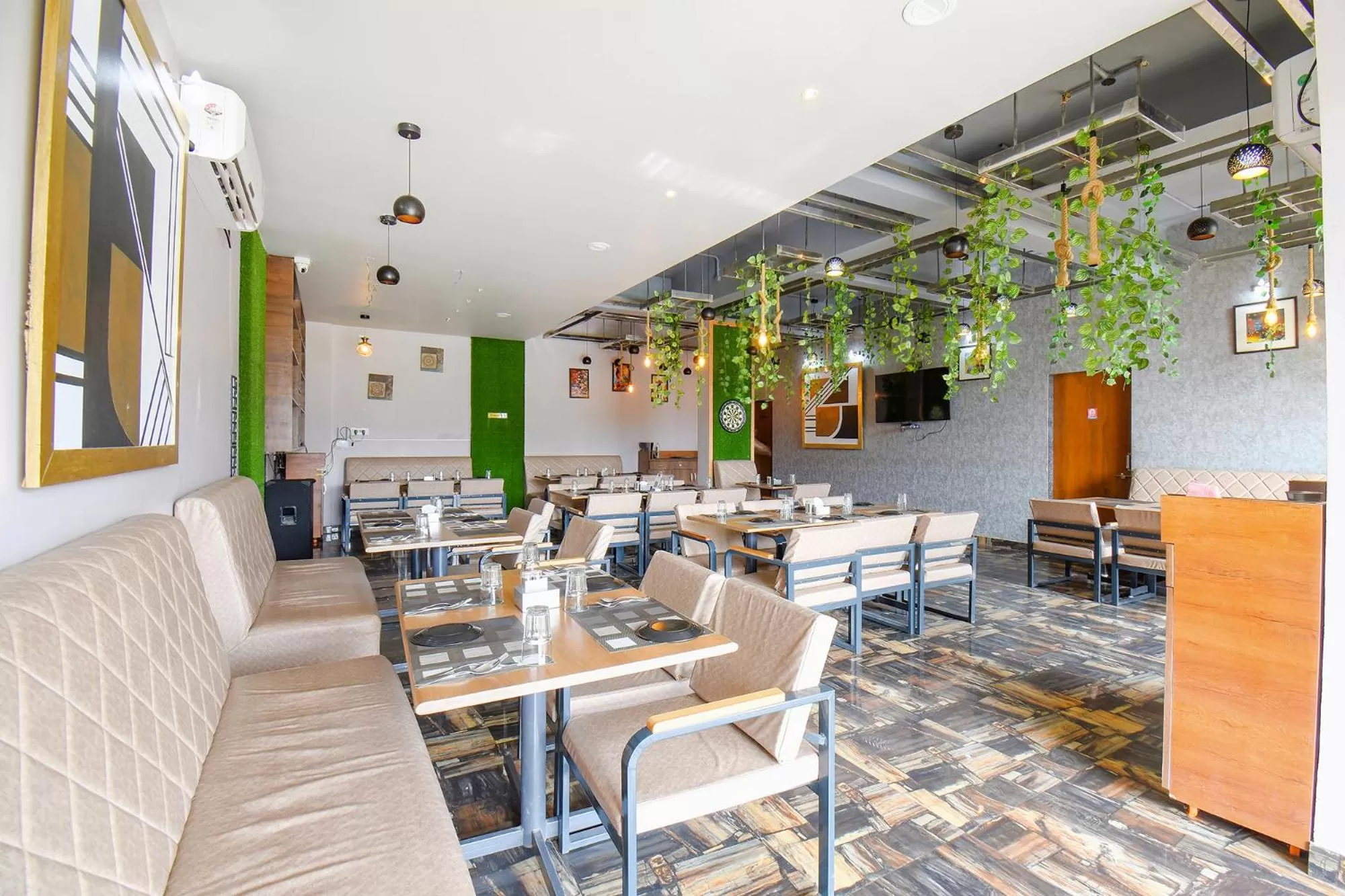 Restaurant/places to eat in FabHotel Prime Rajmudra - Nr Butterfly Park - Hinjawadi