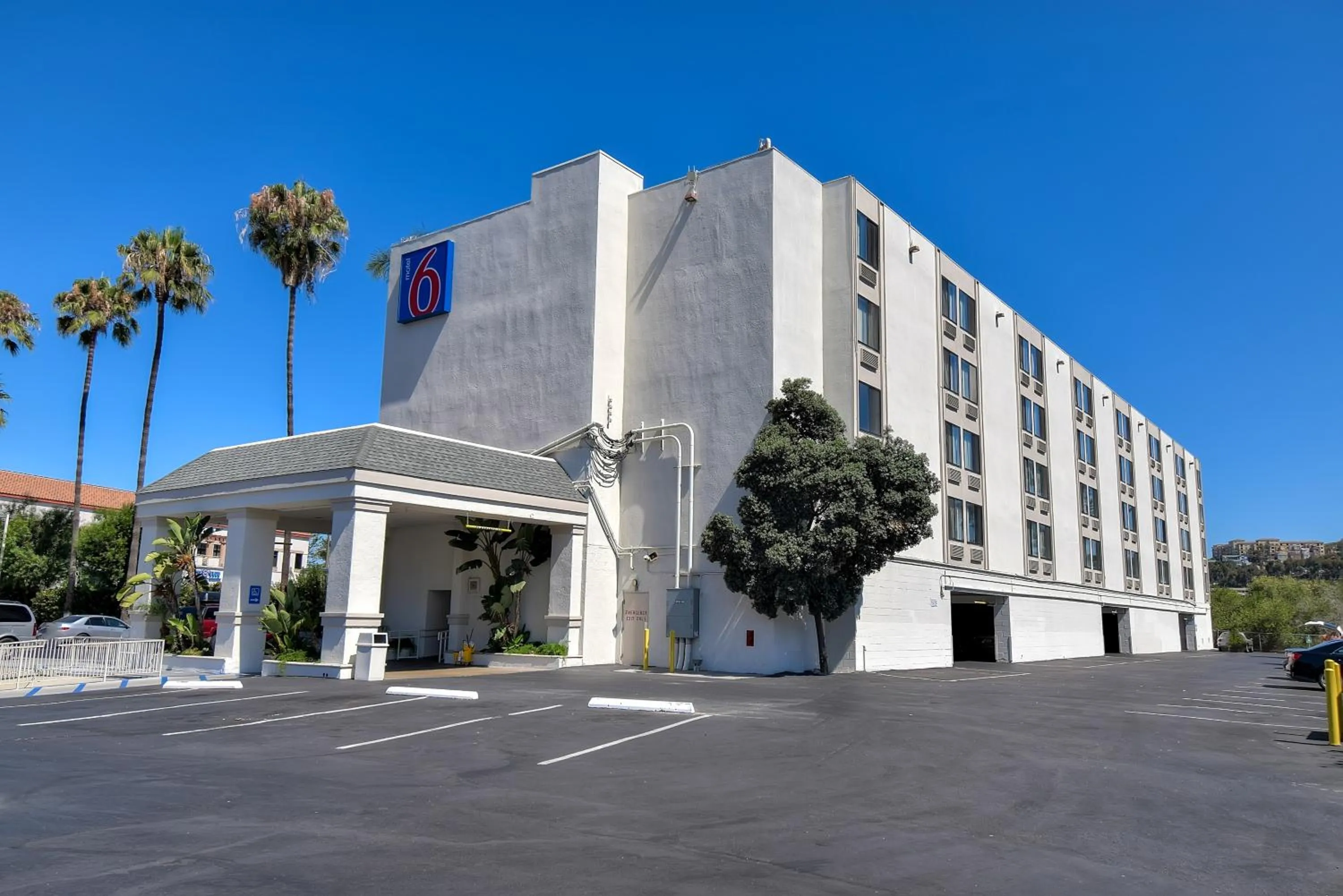 Facade/entrance in Motel 6-San Diego, CA - Hotel Circle - Mission Valley