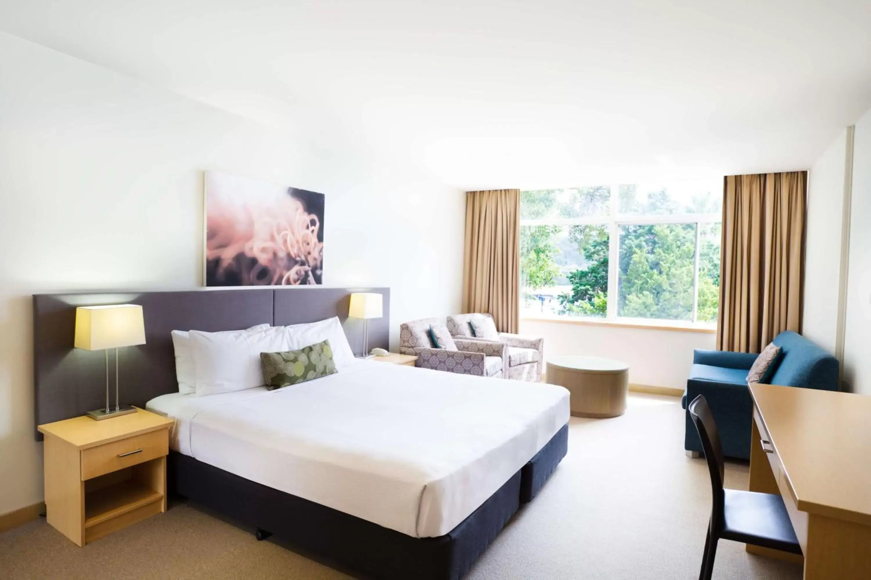 Photo of the whole room, Bed in Mirage Hotel Newport Photo of the whole room, Bed in Mirage Hotel Newport
