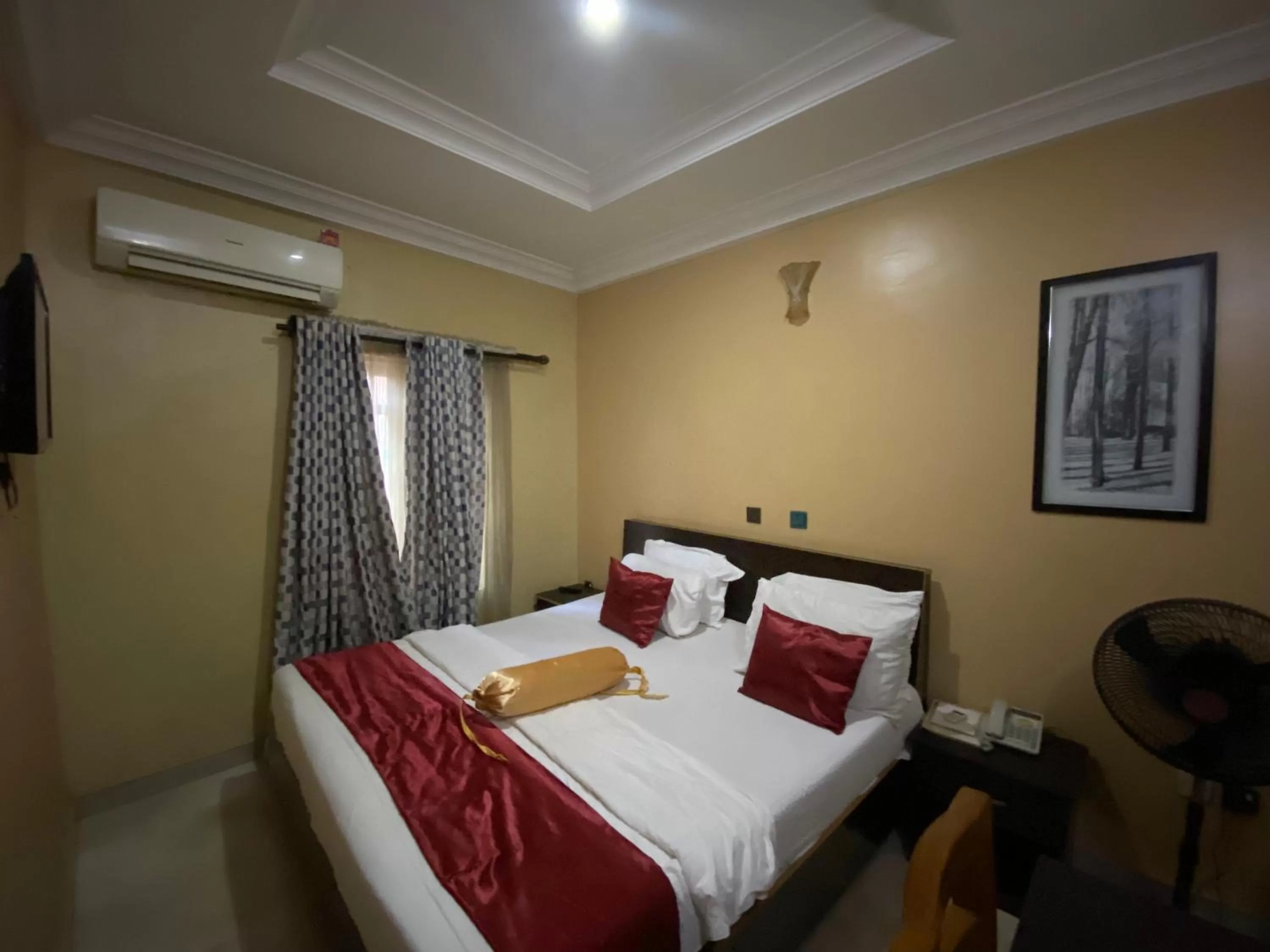 Bed in Nue-Crest Hotels & Suites