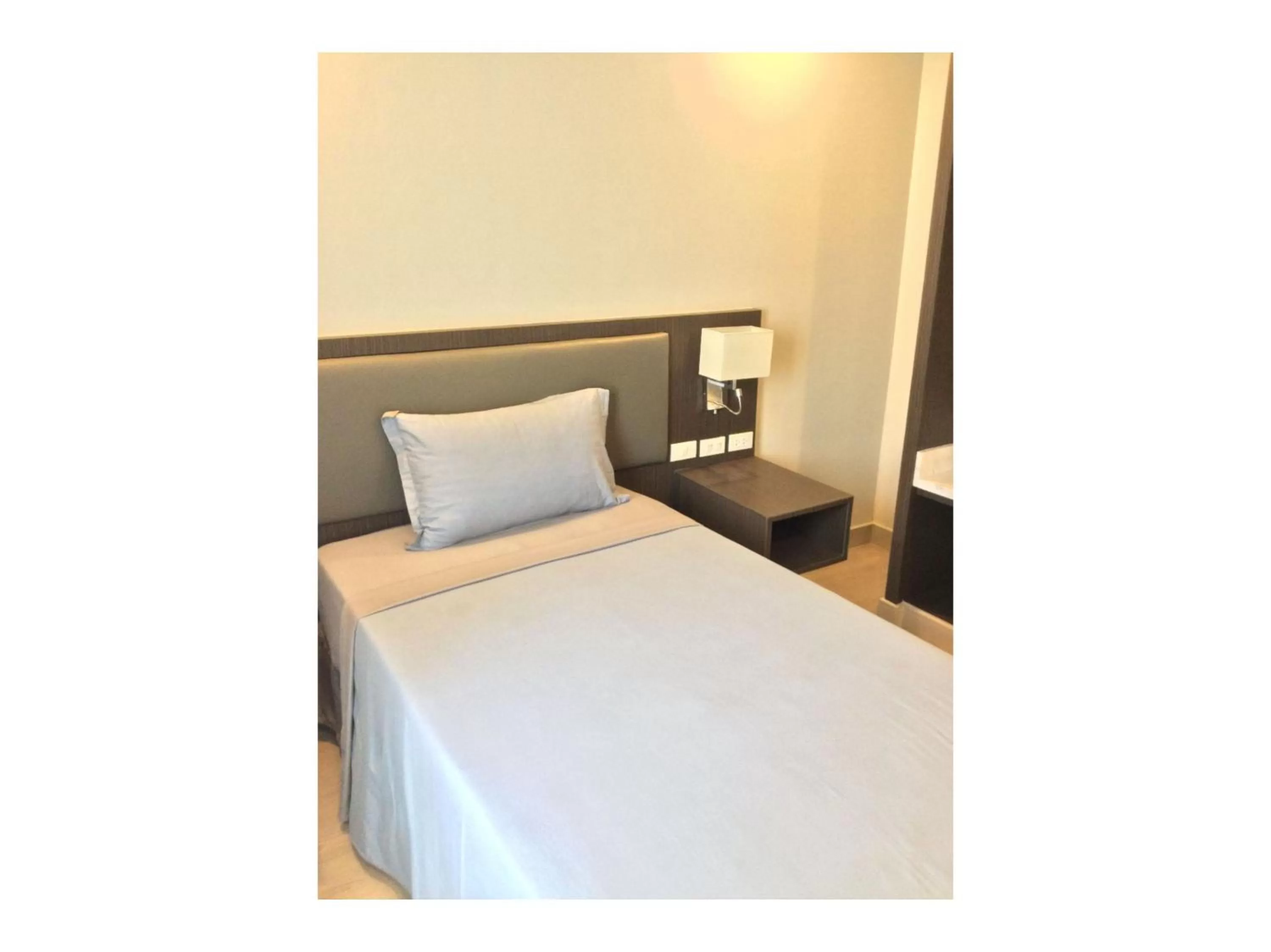 Bedroom, Bed in Capital O 804 The Residences at Bonifacio Civic Center