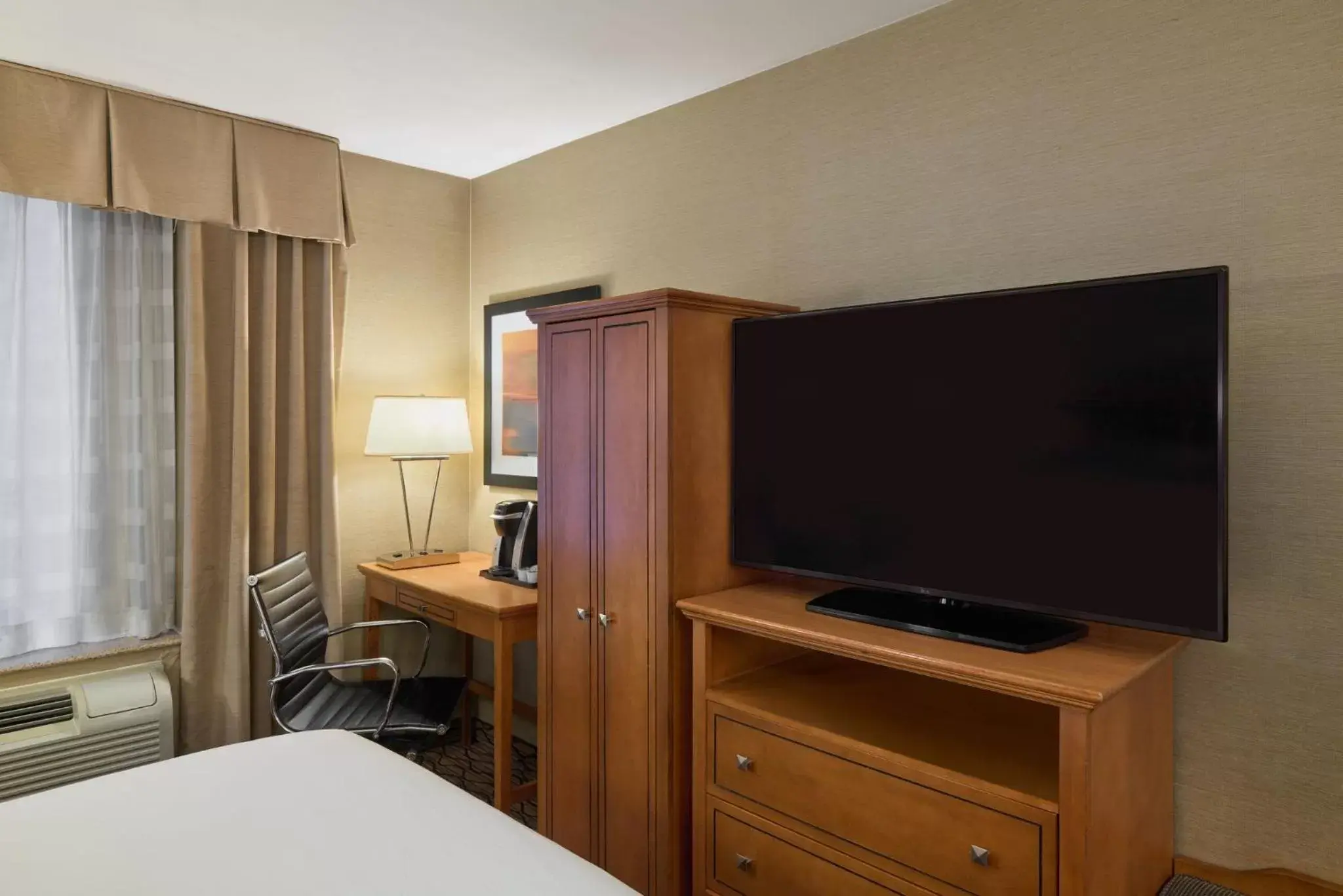 Photo of the whole room, TV/Entertainment Center in Holiday Inn Express New York City Chelsea, an IHG Hotel