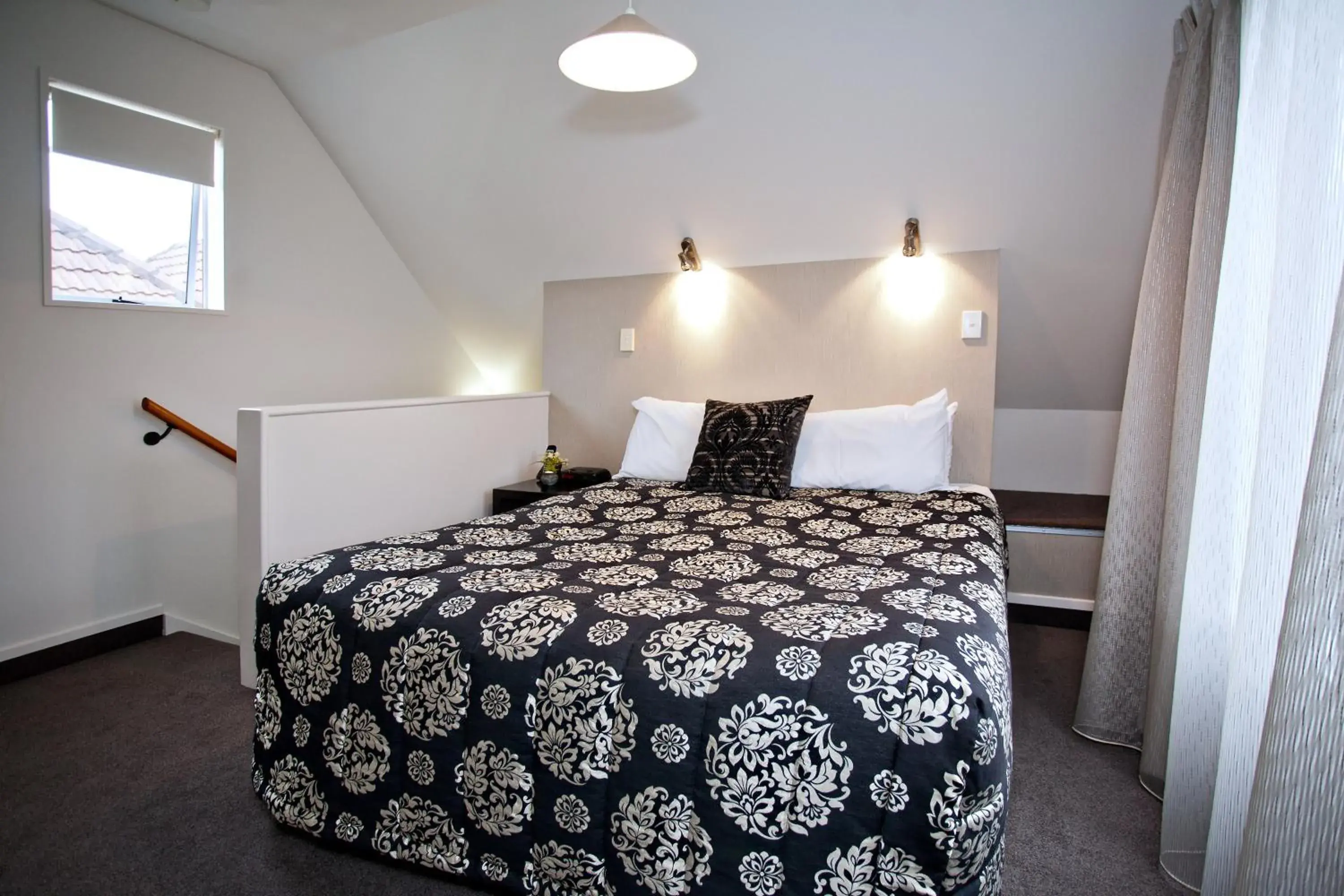 Bedroom, Bed in Cable Court Motel