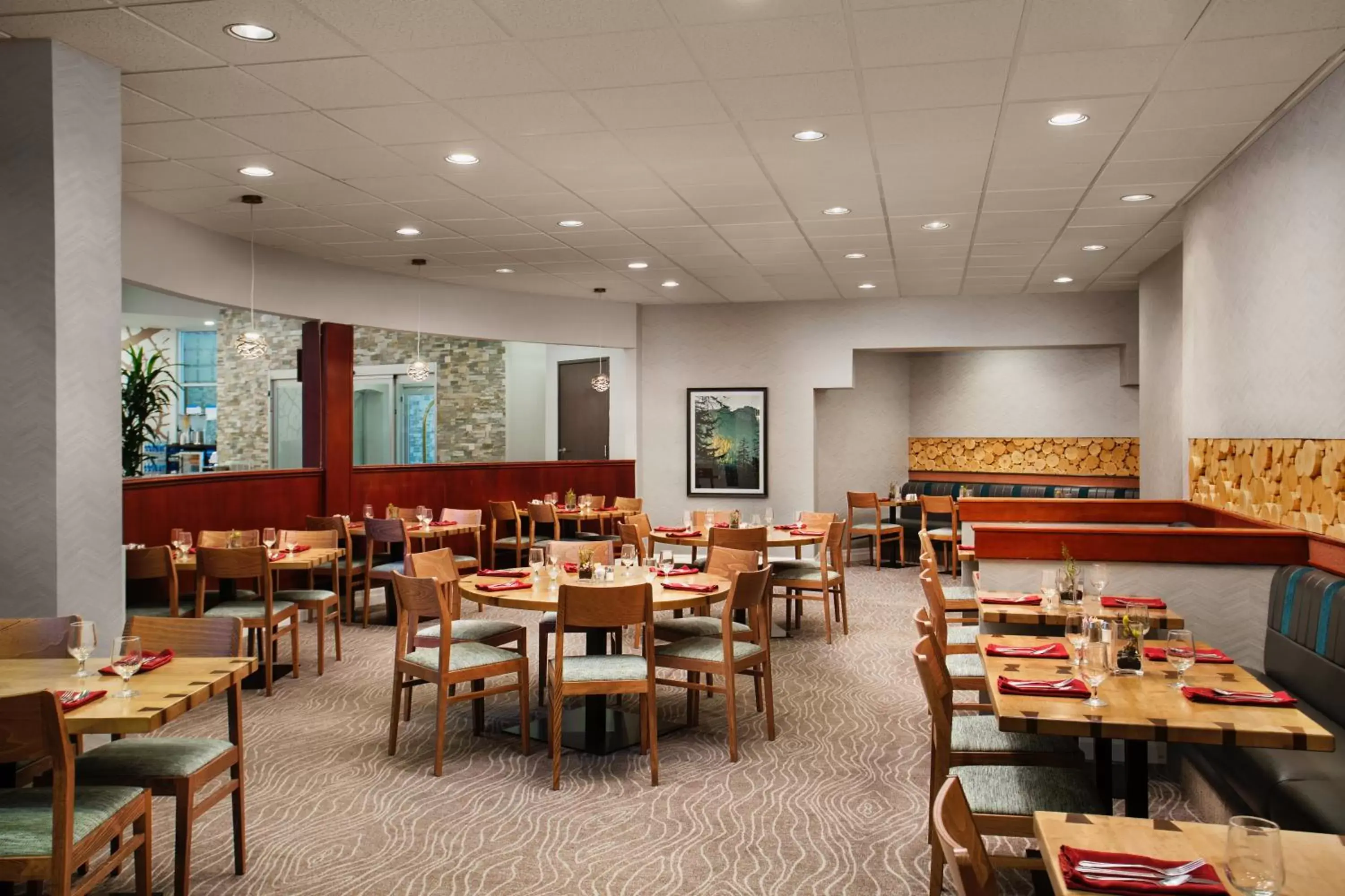 Restaurant/Places to Eat in Crowne Plaza Portland - Lake Oswego, an IHG Hotel