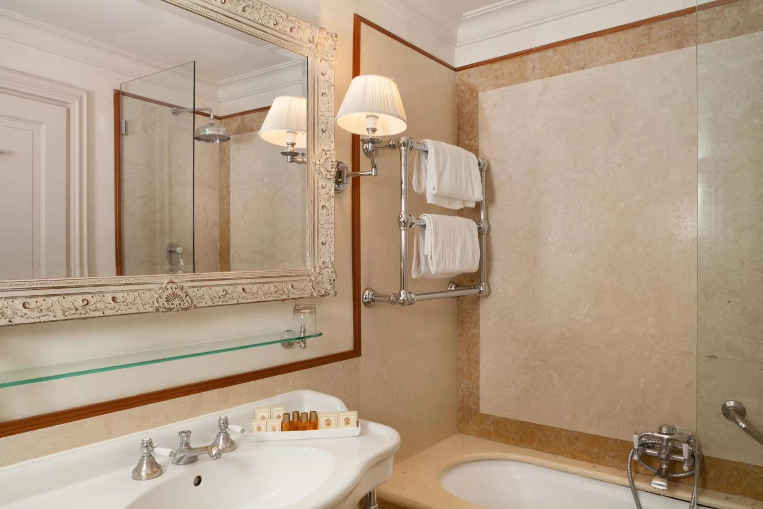 Bathroom in Hotel Executive