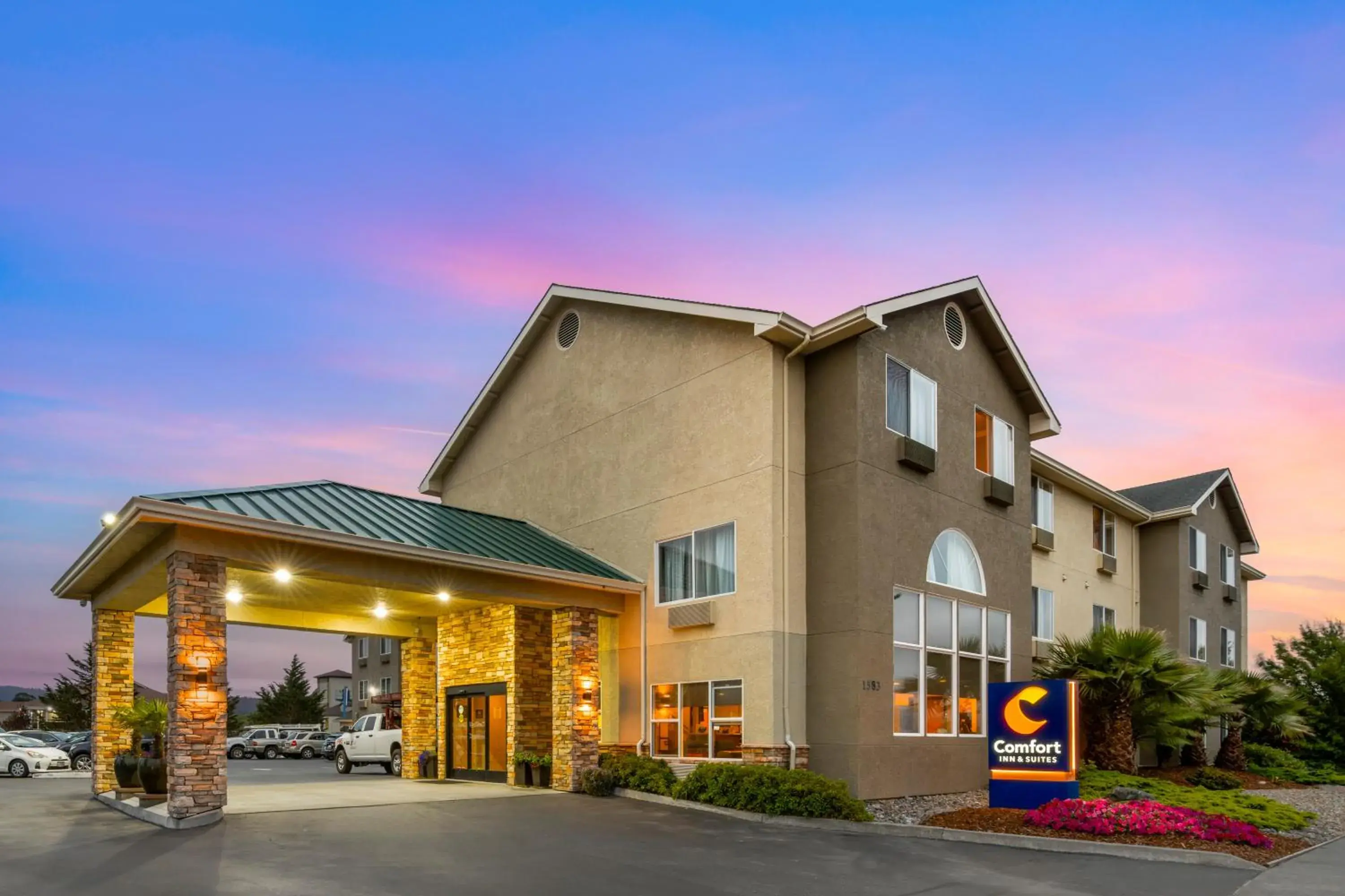 Property Building in Comfort Inn & Suites Redwood Country