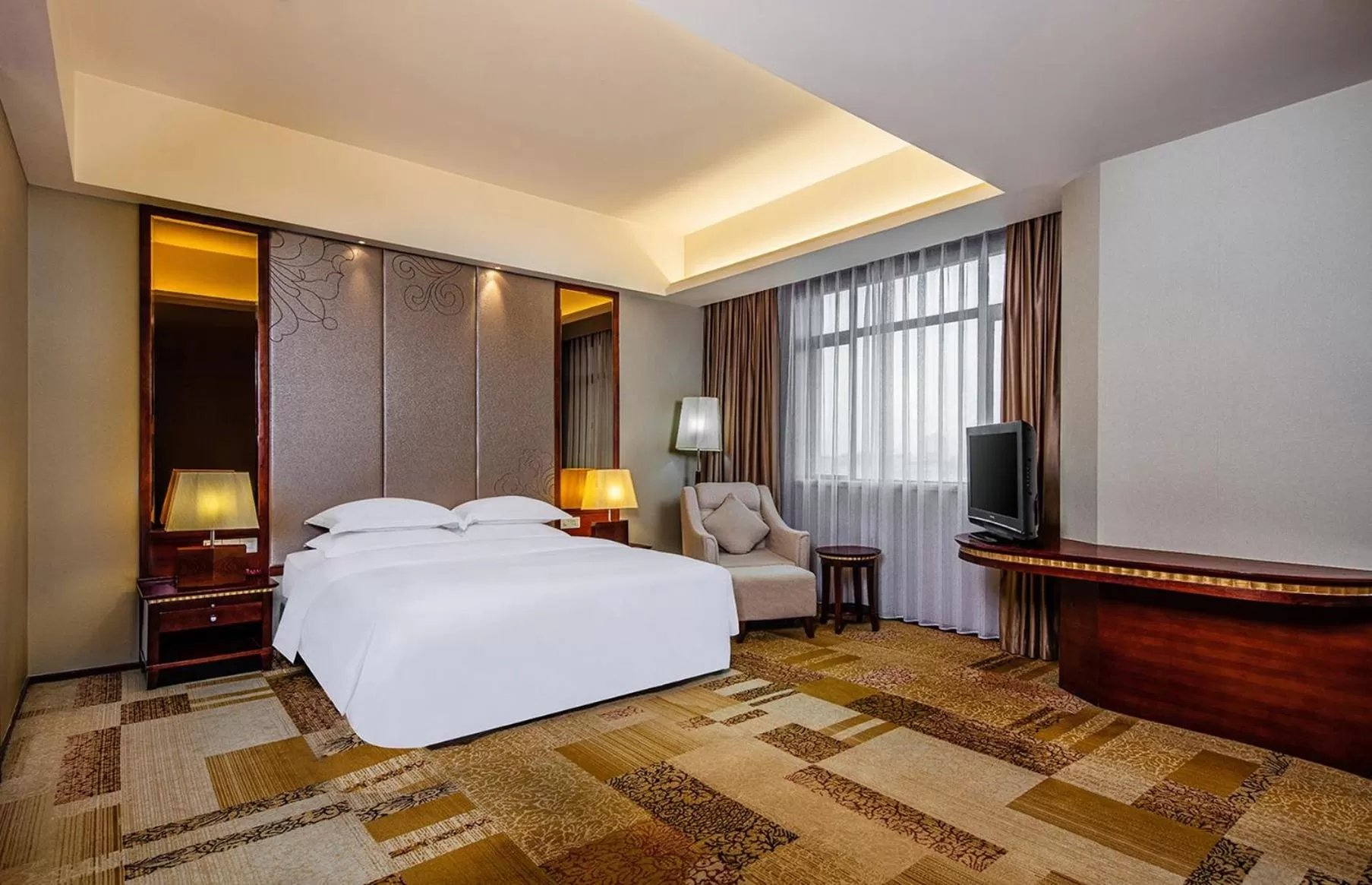 Photo of the whole room, Bed in Crowne Plaza Foshan by IHG