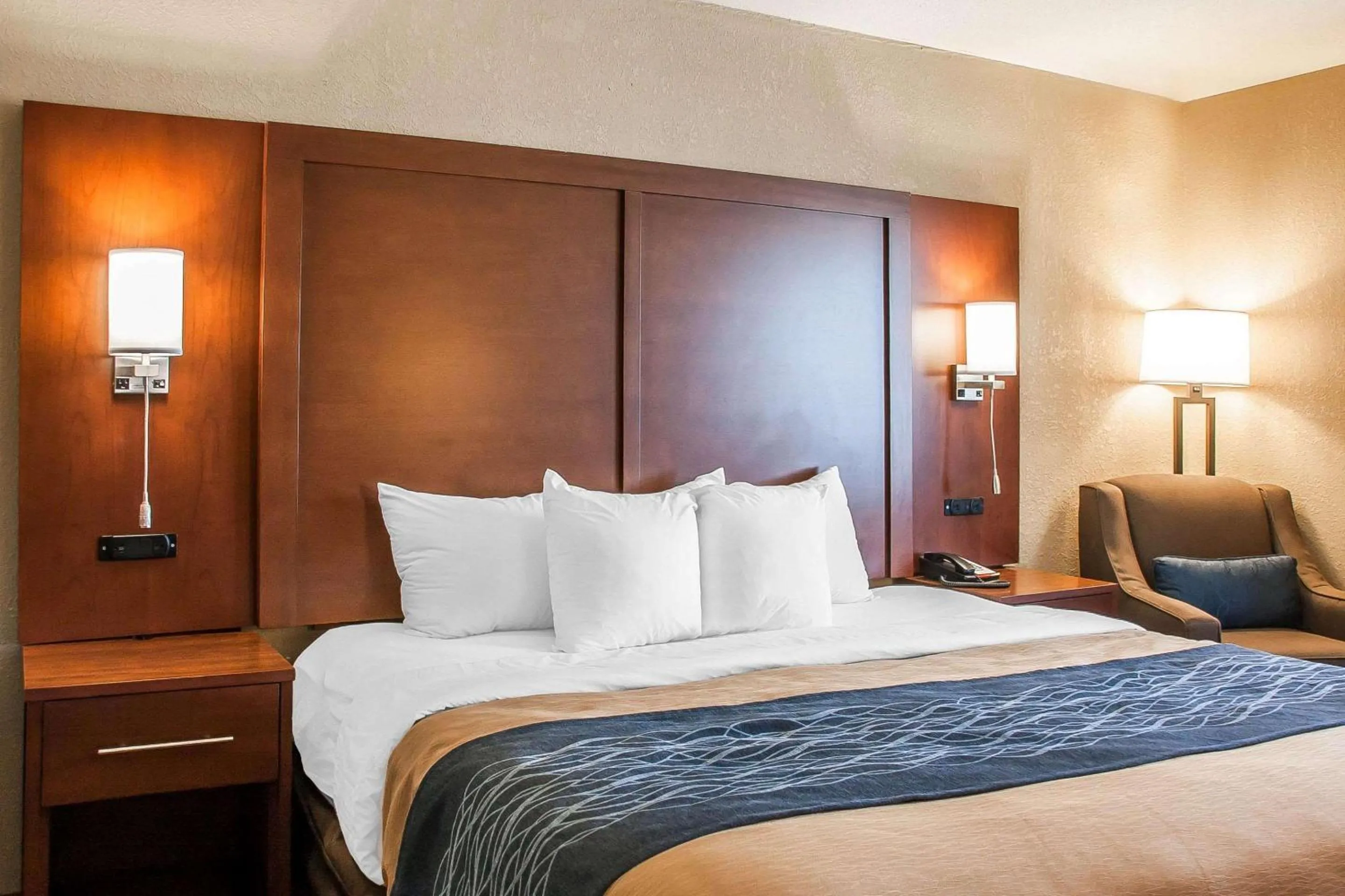 Photo of the whole room, Bed in Comfort Inn Fergus Falls