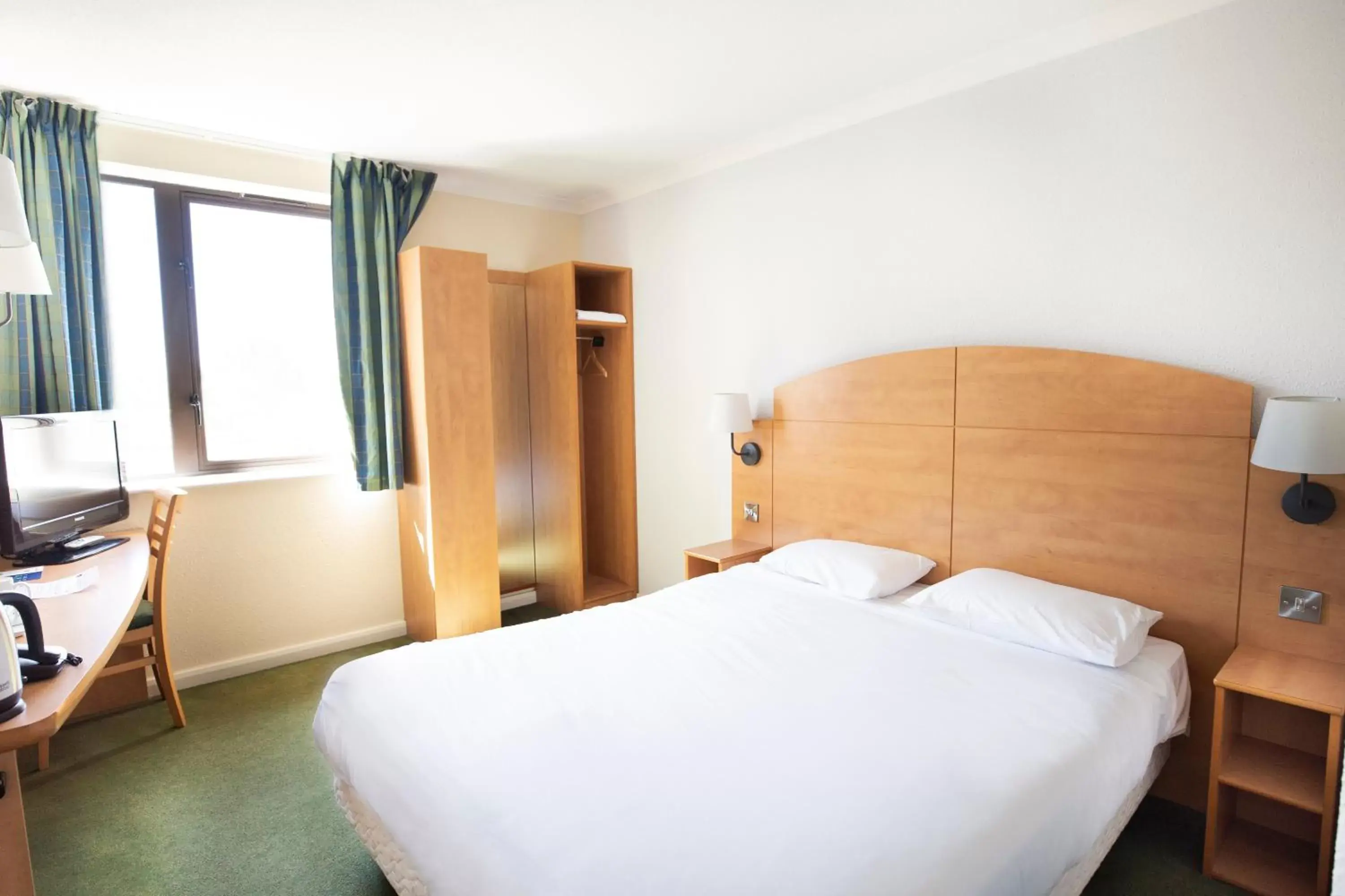 Bedroom, Bed in Campanile Milton Keynes - Fenny Stratford