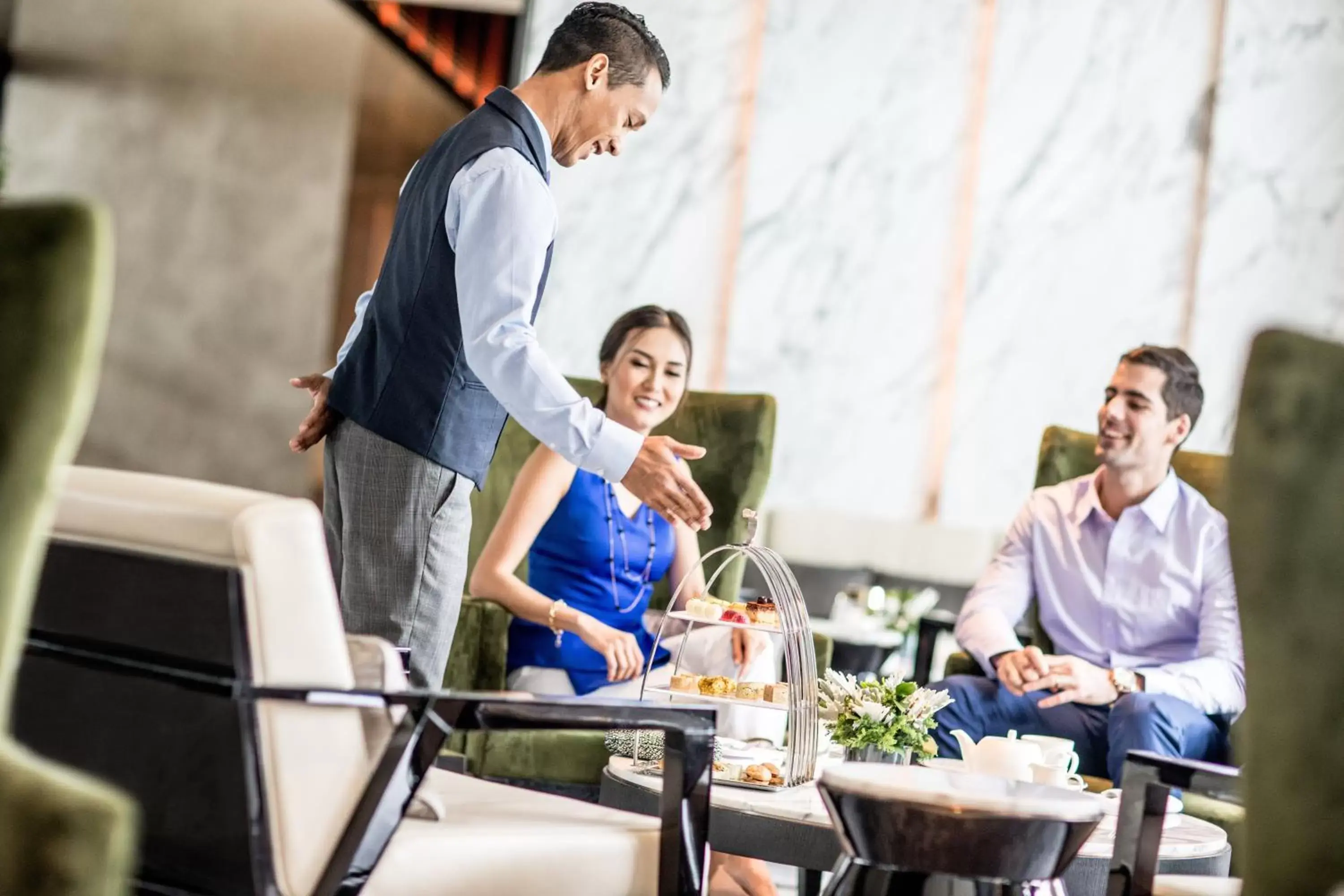 Lounge or bar in InterContinental Singapore Robertson Quay, an IHG Hotel