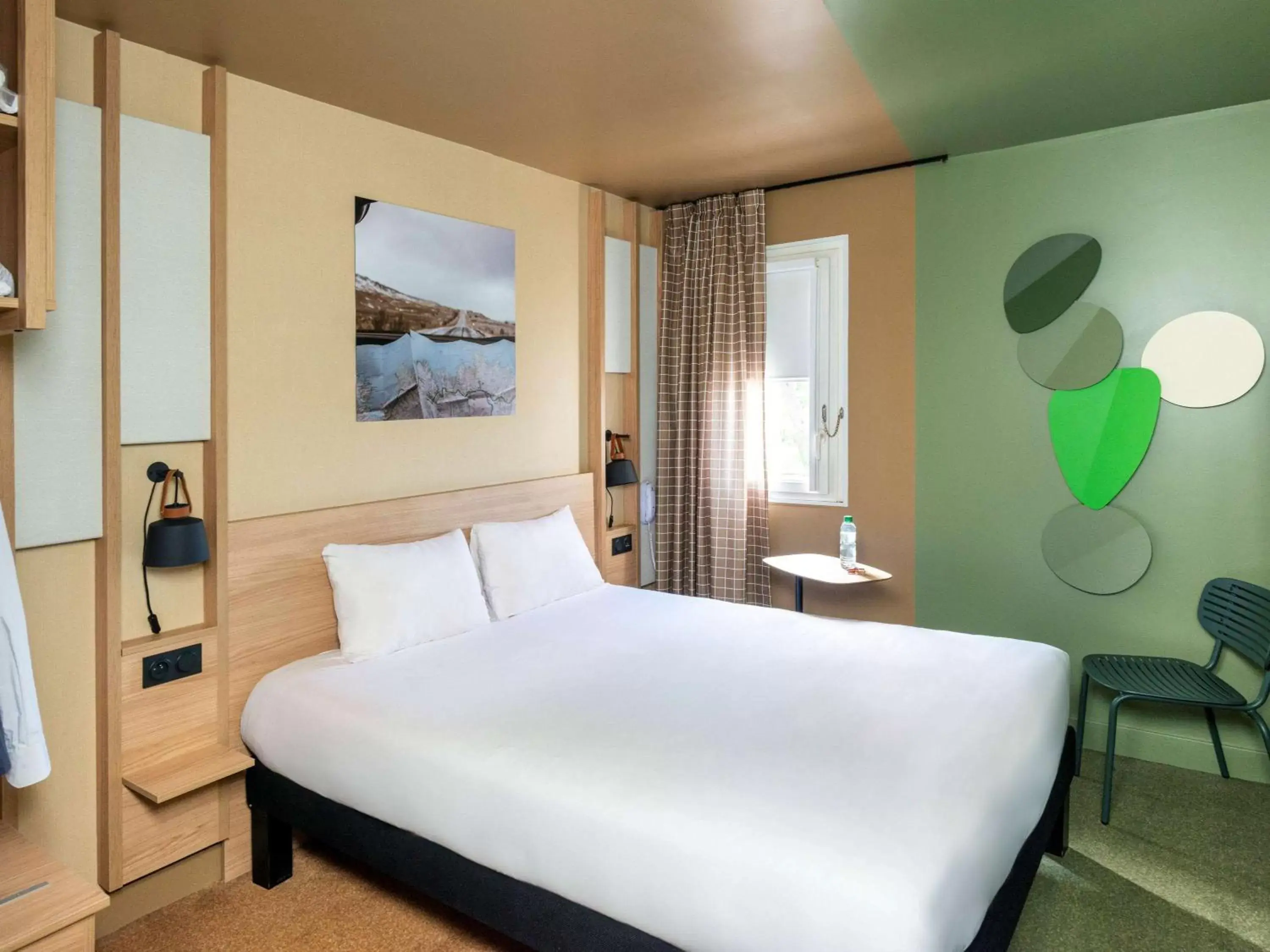 Photo of the whole room, Bed in IBIS STYLES Rouen Parc Expos Zenith