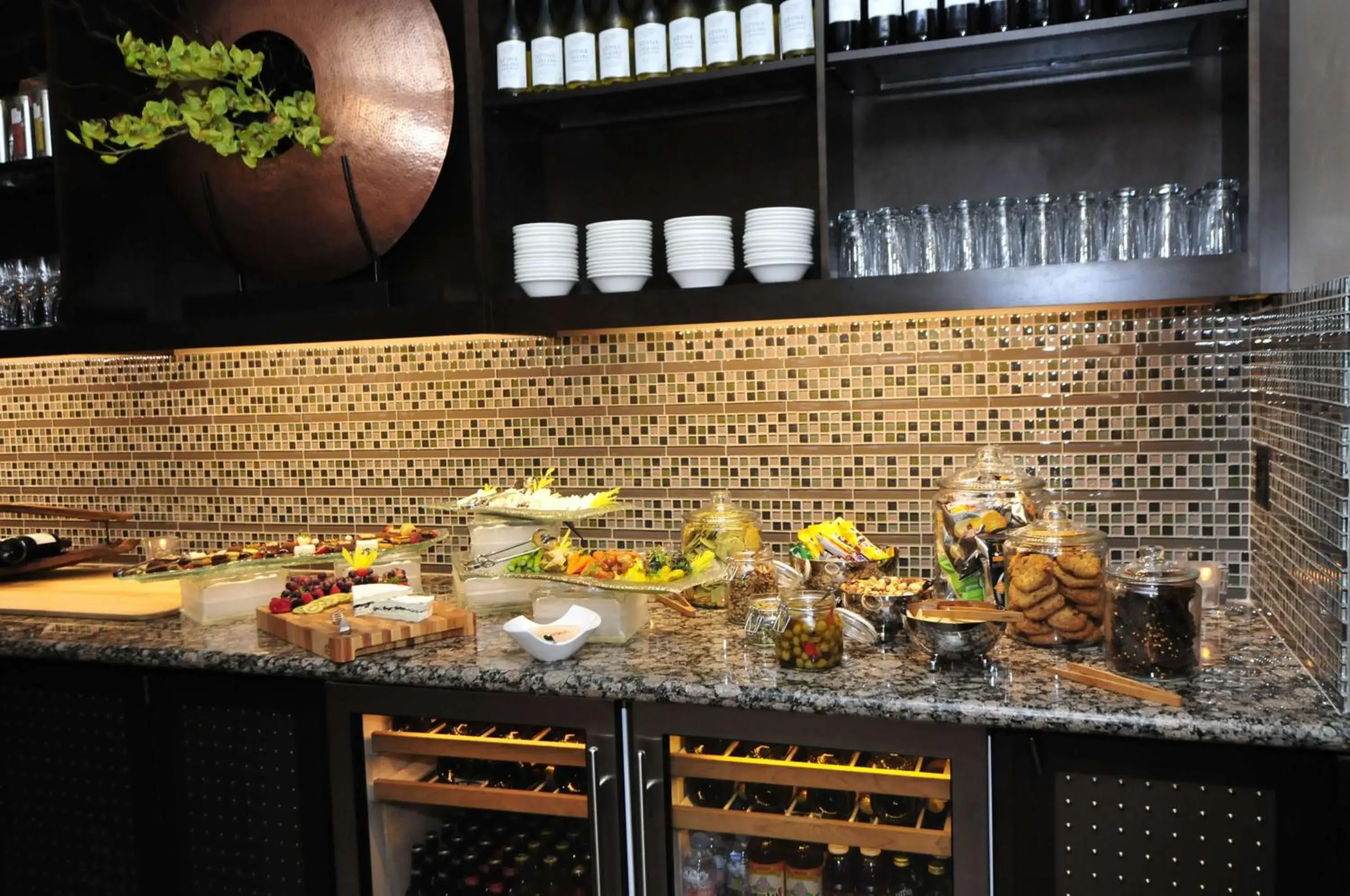 Lounge or bar, Kitchen/Kitchenette in The Stephen F Austin Royal Sonesta Hotel