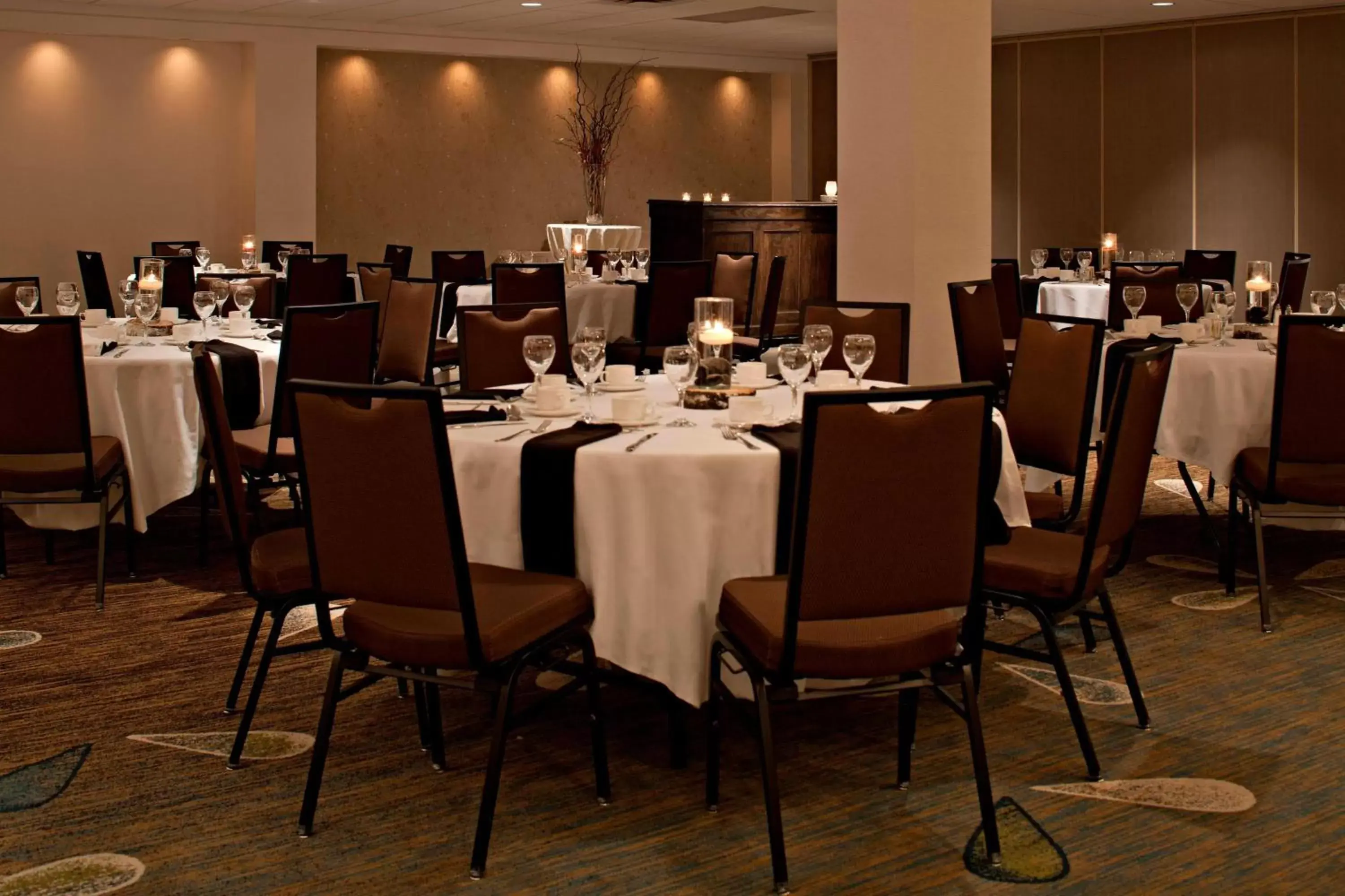 Meeting/conference room, Restaurant/Places to Eat in Delta Hotels by Marriott Winnipeg