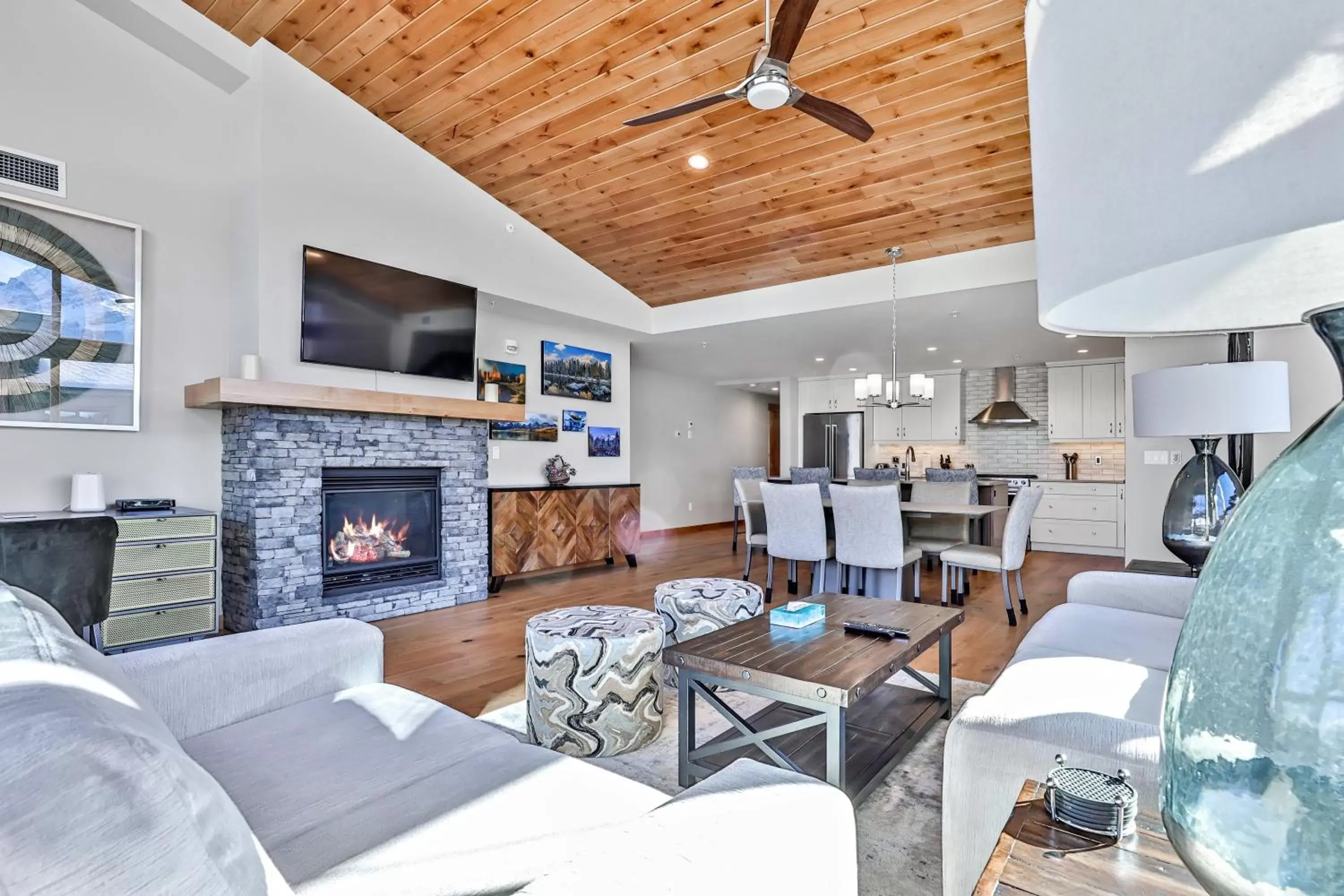 Living room, Lounge/Bar in Tamarack Lodge by Spring Creek Vacations