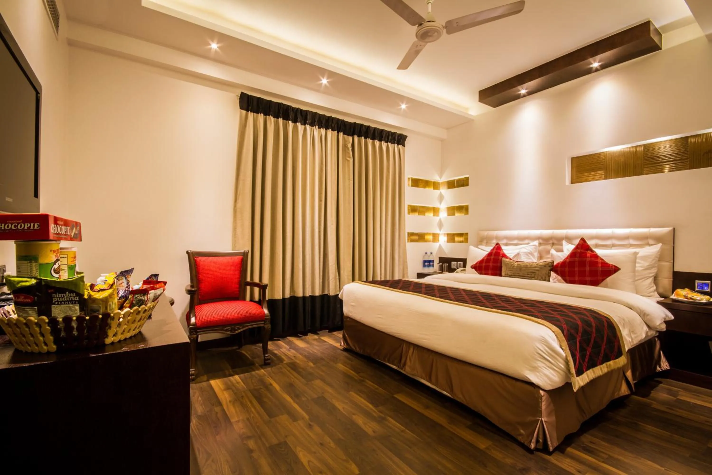 Seating area, Bed in Hotel Grand Godwin - Near New Delhi Railway Station - Paharganj