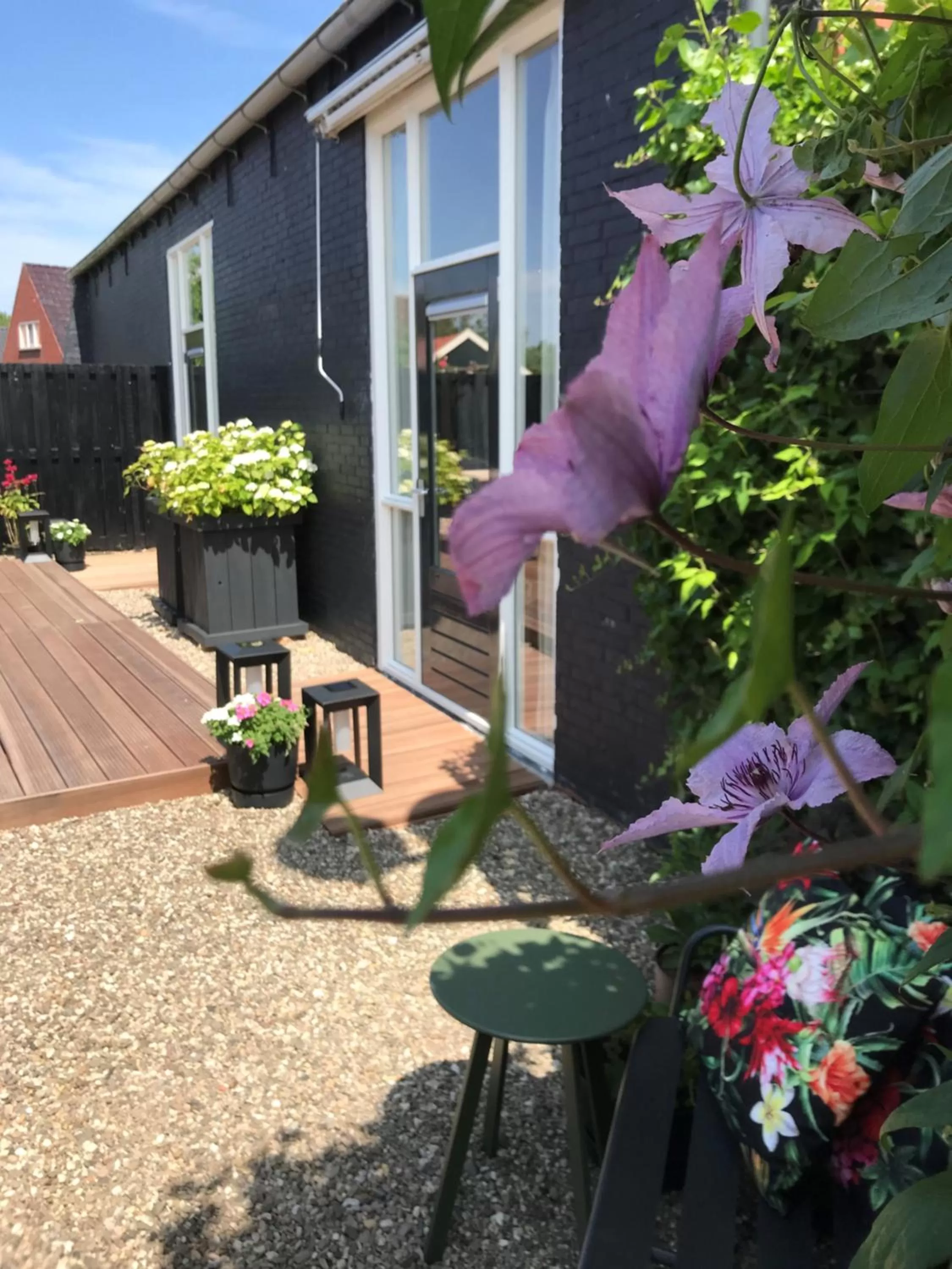 Facade/entrance in Thús yn Hantum met optioneel Hottub