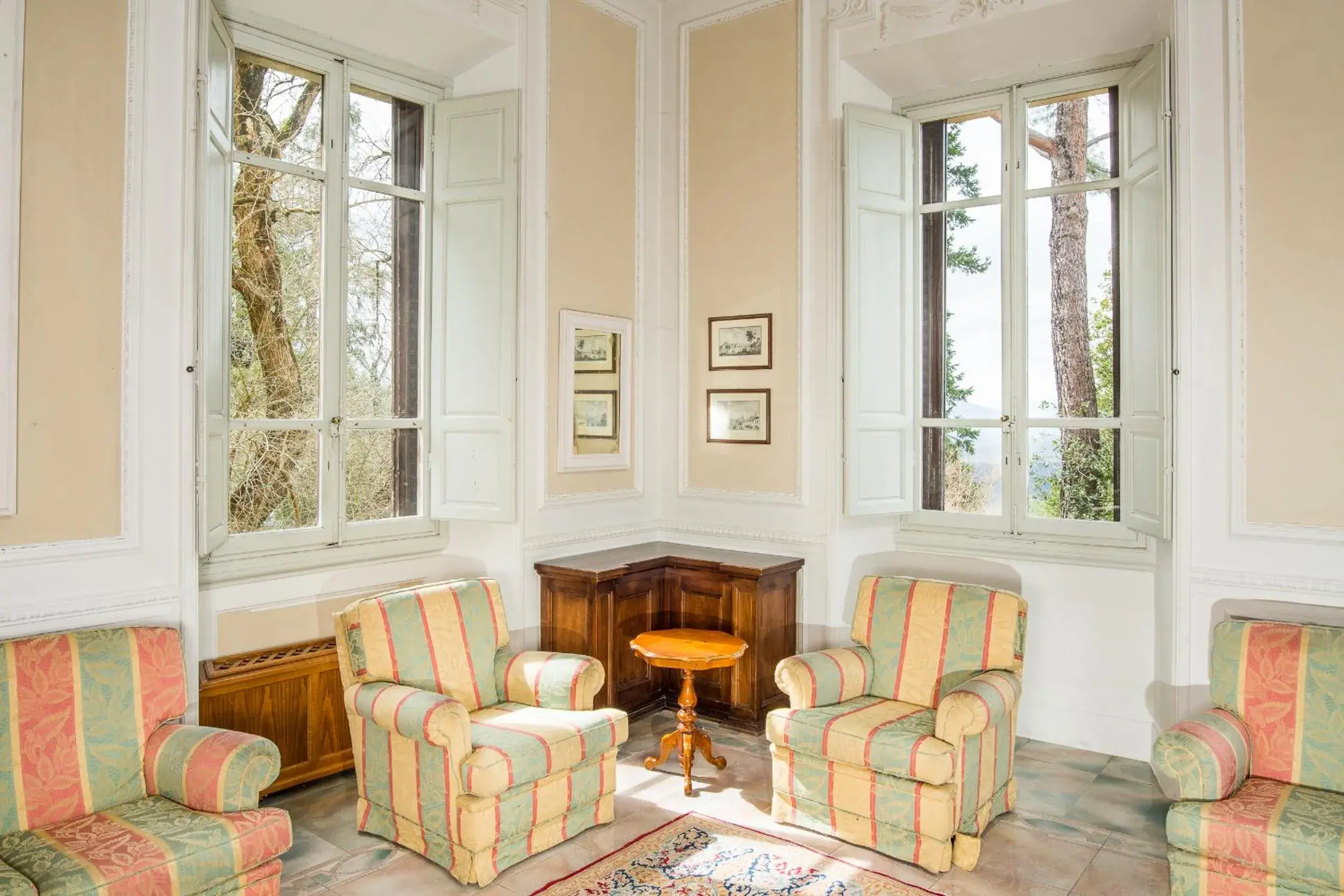 Communal lounge/ TV room, Seating Area in Villa Pitiana