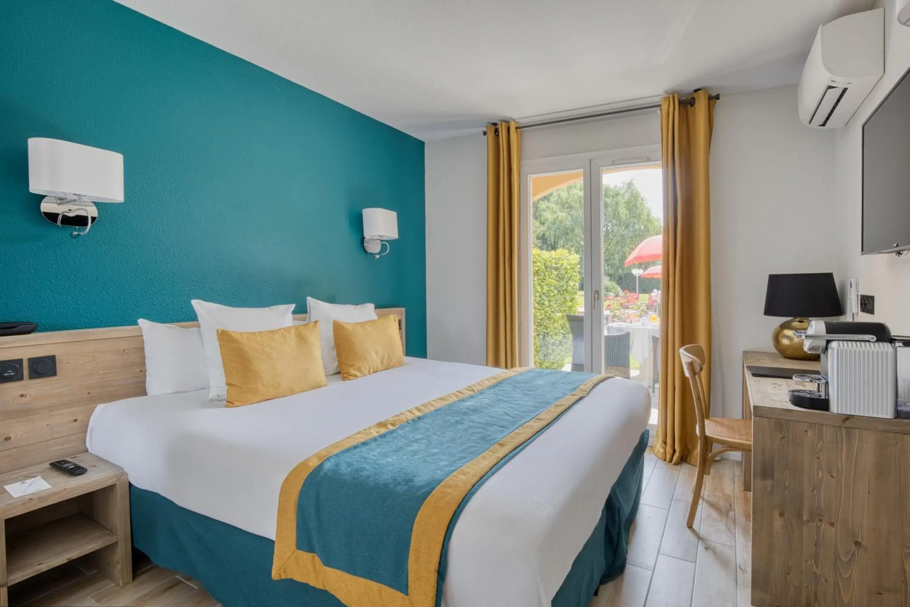 Bedroom, Bed in Best Western Le Vauban Bedroom, Bed in Best Western Le Vauban