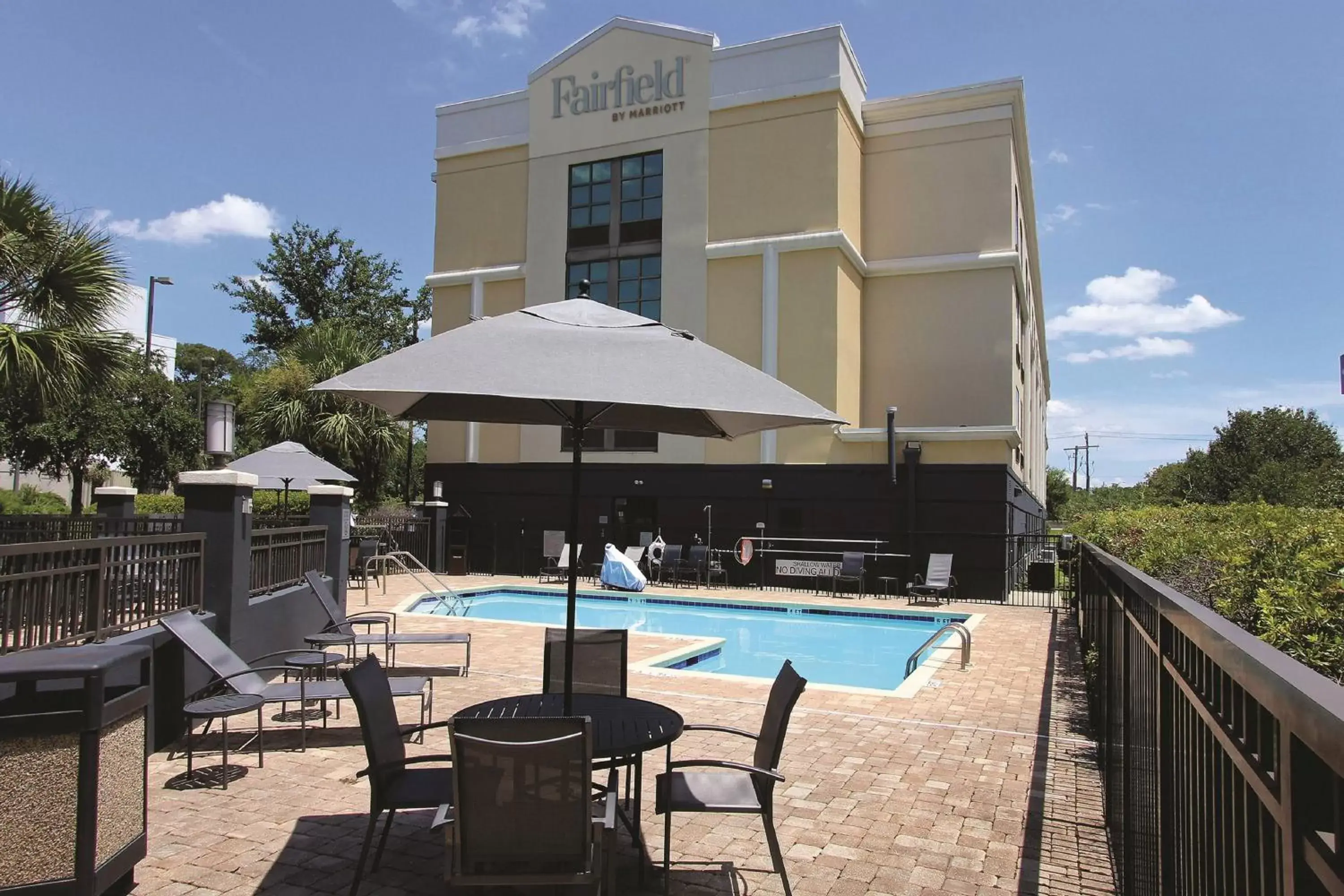 Swimming Pool in Fairfield Inn & Suites by Marriott Charleston Airport/Convention Center