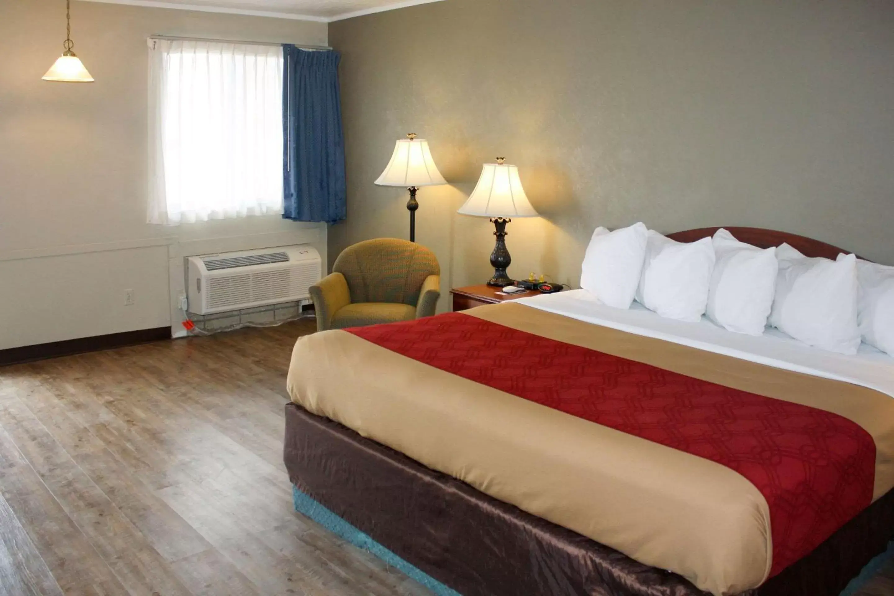 Photo of the whole room, Bed in Econo Lodge Salina Scenic Route 89 & I-70