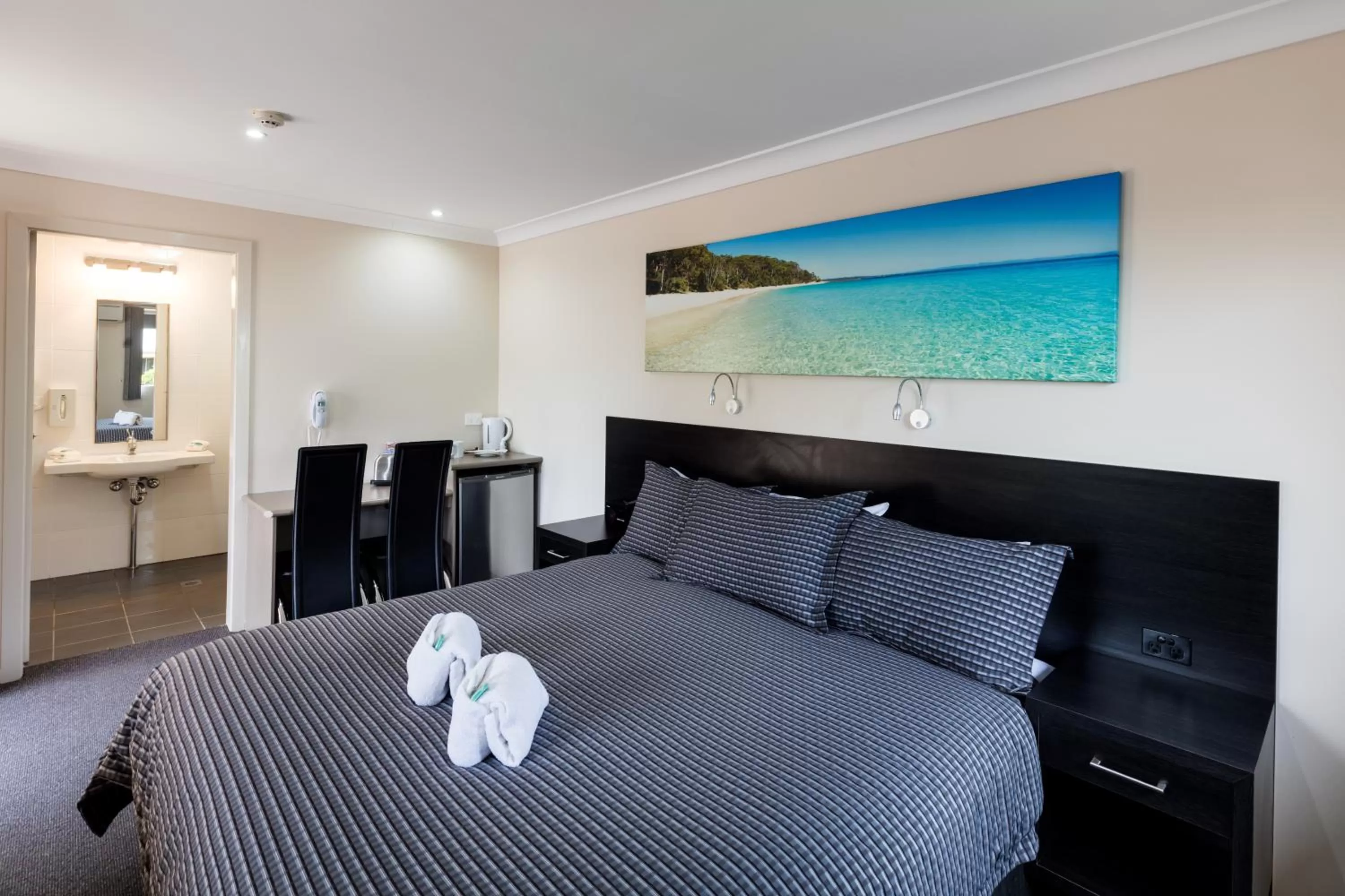 Bedroom, Bed in Dolphin Shores