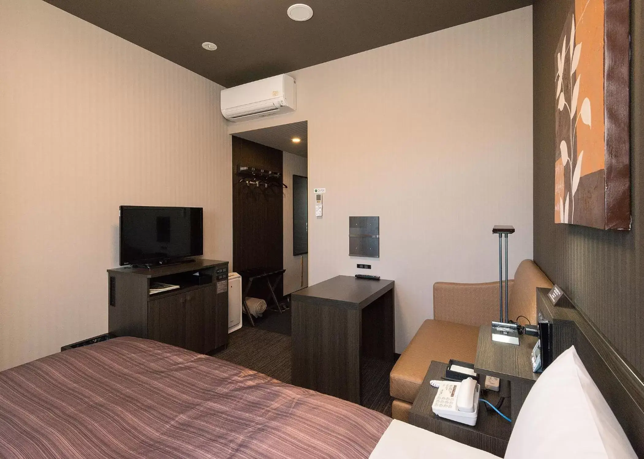 Bed, TV/Entertainment Center in Hotel Route-Inn Chitose Ekimae