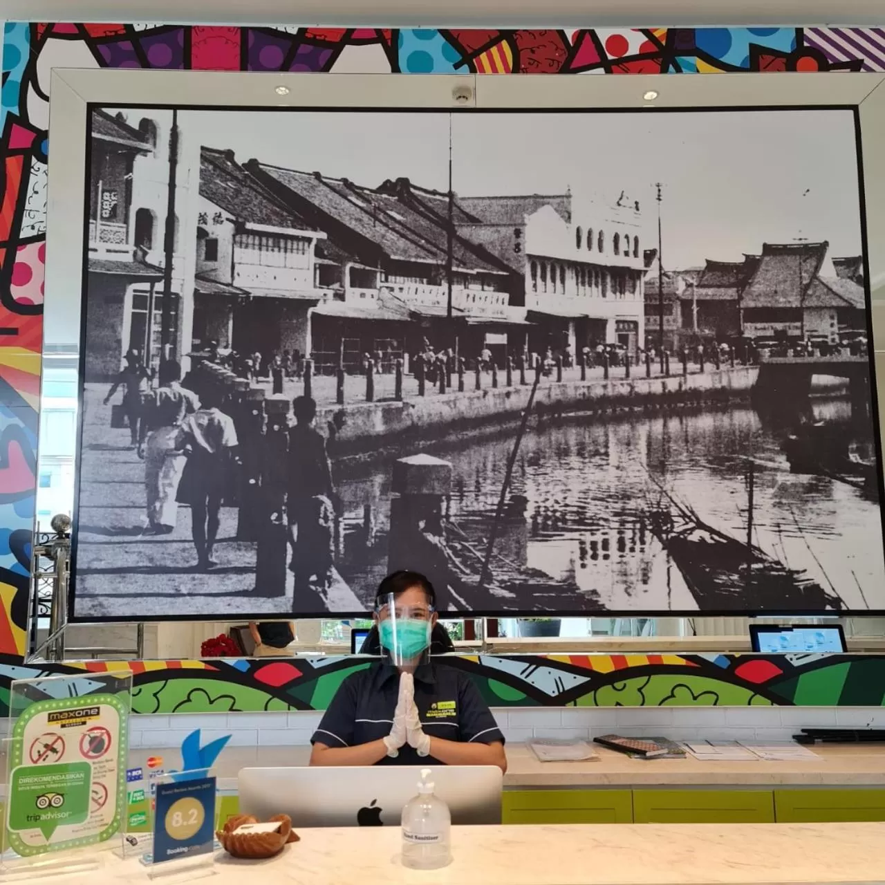 Staff in MaxOne Signature Glodok Jakarta